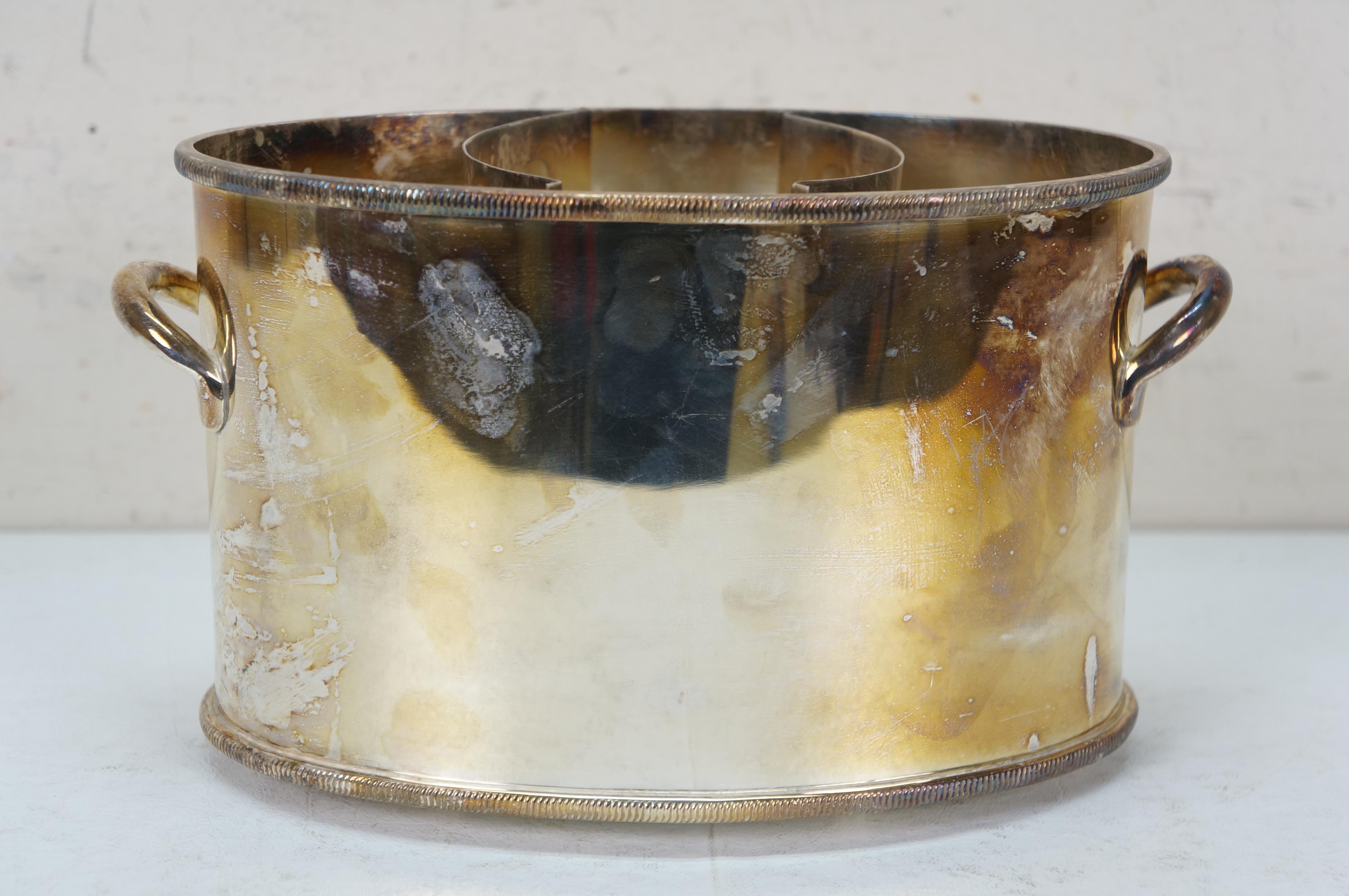 Secchiello refrigerante per vino con doppia bottiglia divisa in piastre d'argento Secchiello per ghiaccio da 10 pollici In condizioni discrete in vendita a Dayton, OH