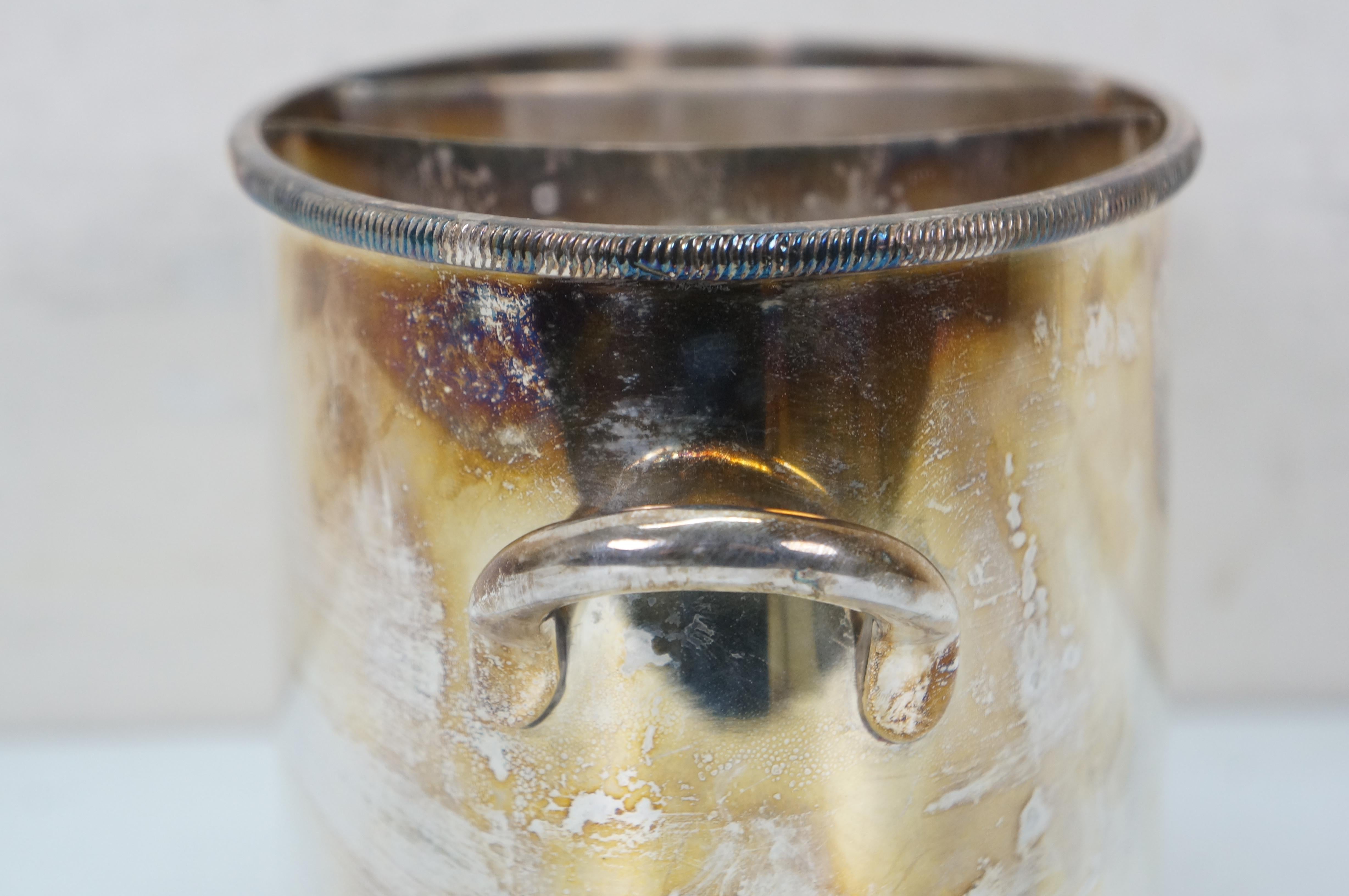 XX secolo Secchiello refrigerante per vino con doppia bottiglia divisa in piastre d'argento Secchiello per ghiaccio da 10 pollici in vendita