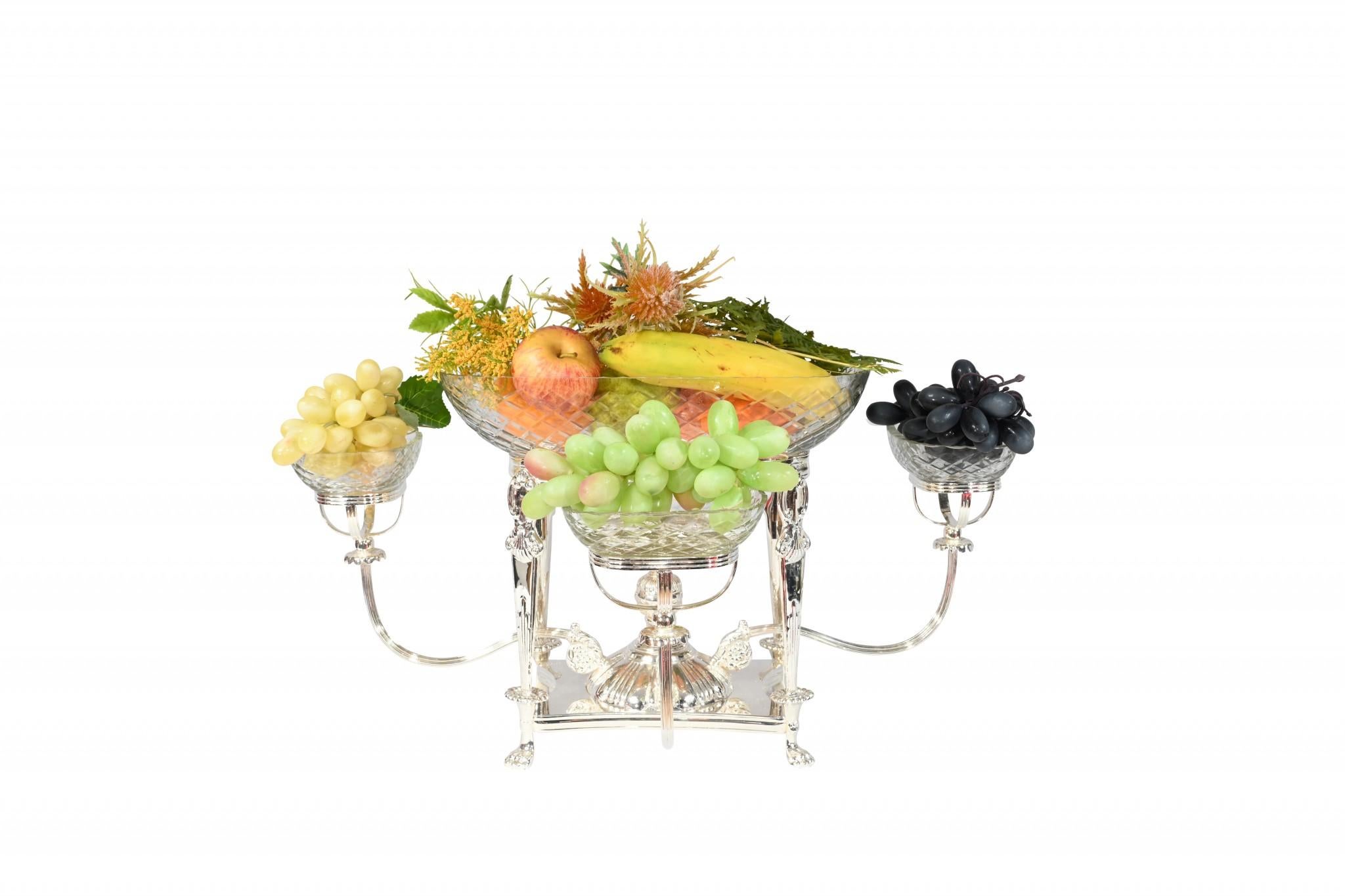 Assiette de service en verre Epergne en métal argenté Centrepieces en vente 5