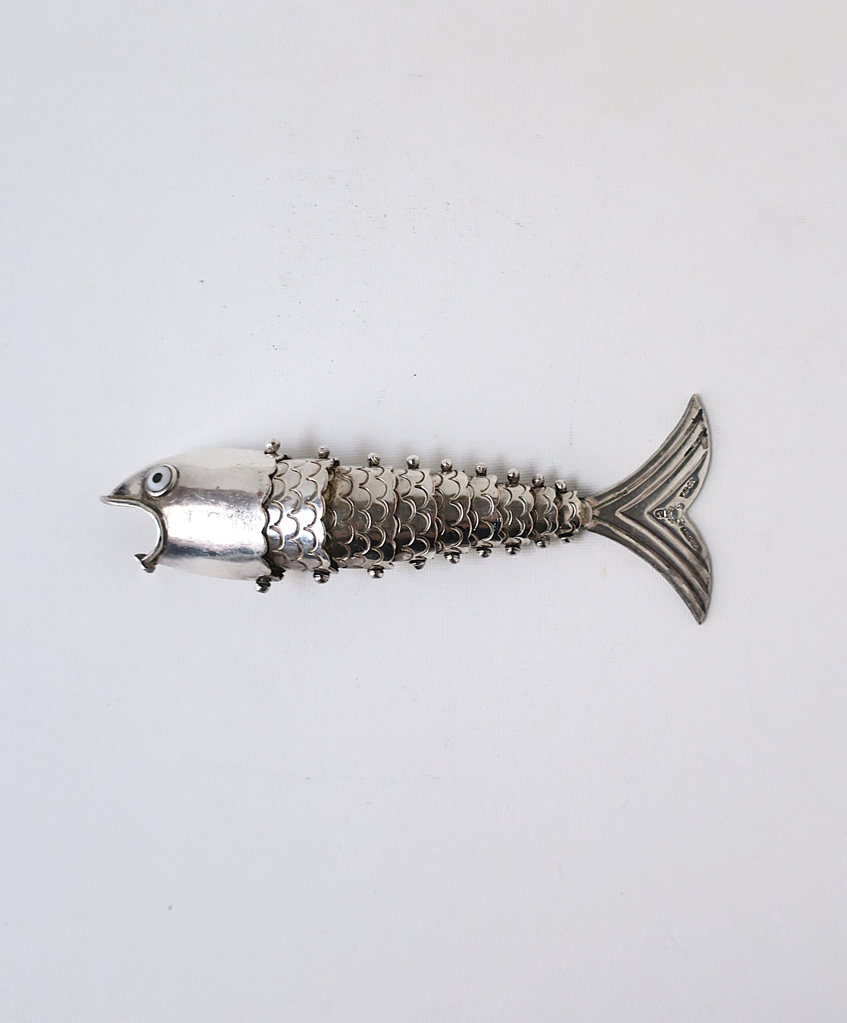 Ein sehr schöner, gut gearbeiteter, gut gestalteter Fisch-Flaschenöffner aus Silberblech, Midcentury Modern, vom Designer Los Castillo, ca. Mitte des 20. Jahrhunderts, 1960er Jahre, Mexiko. Dieser wunderschön gestaltete Fisch mit detailliert