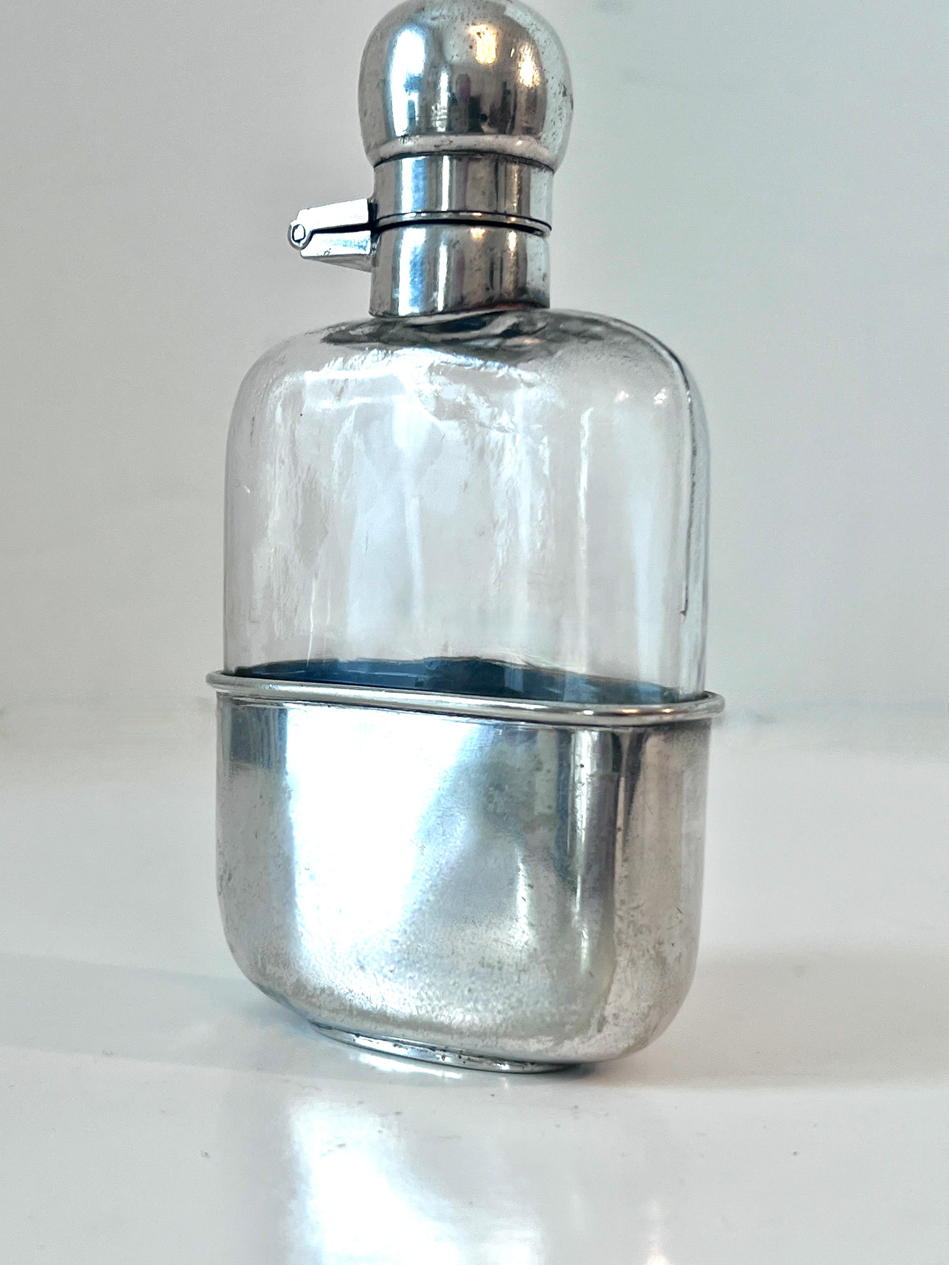20ième siècle Flacon en métal argenté avec gobelet amovible en métal argenté en vente