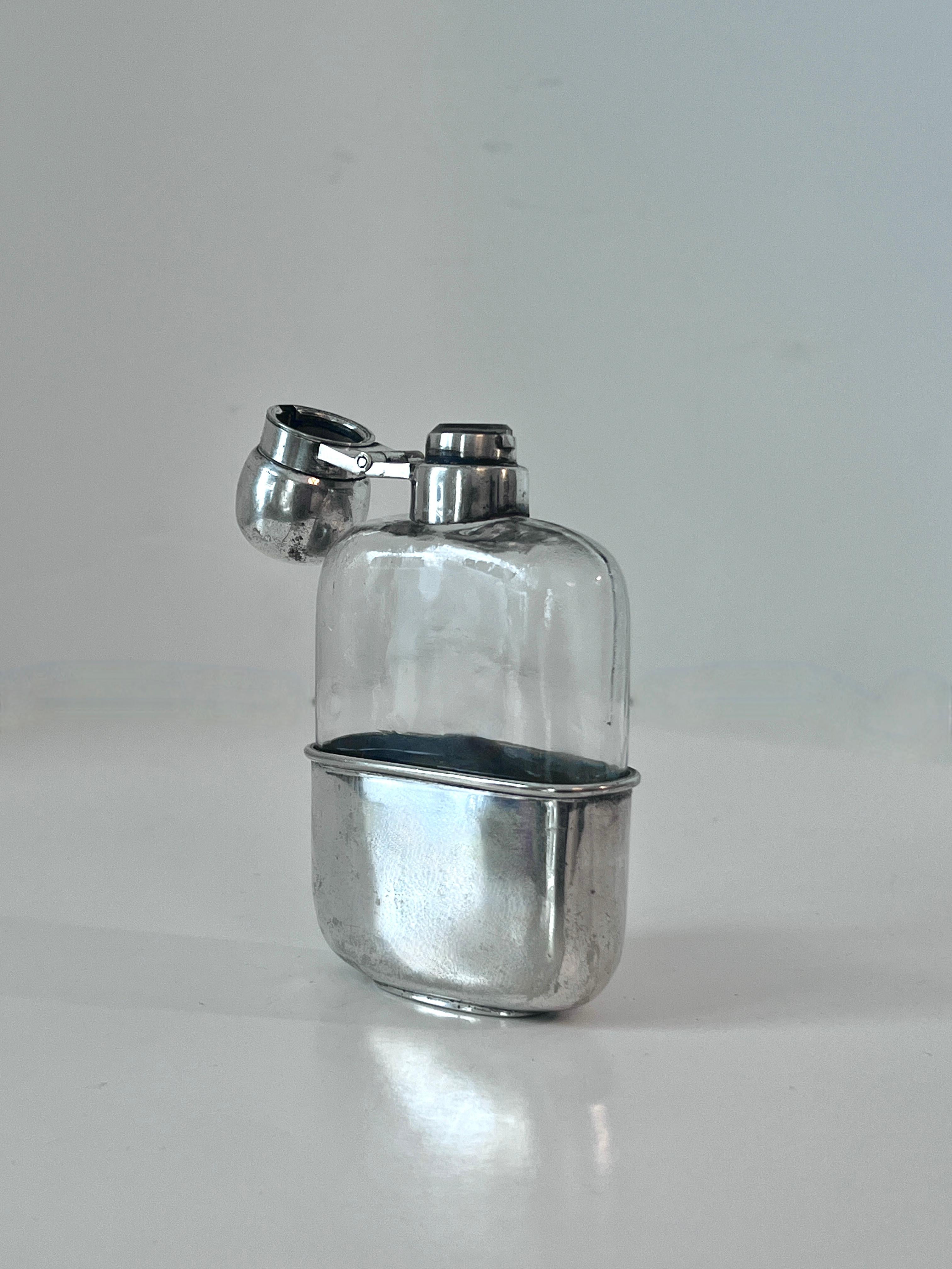 Flachmann aus Silber mit abnehmbarem Becher aus Silberblech (Versilberung) im Angebot