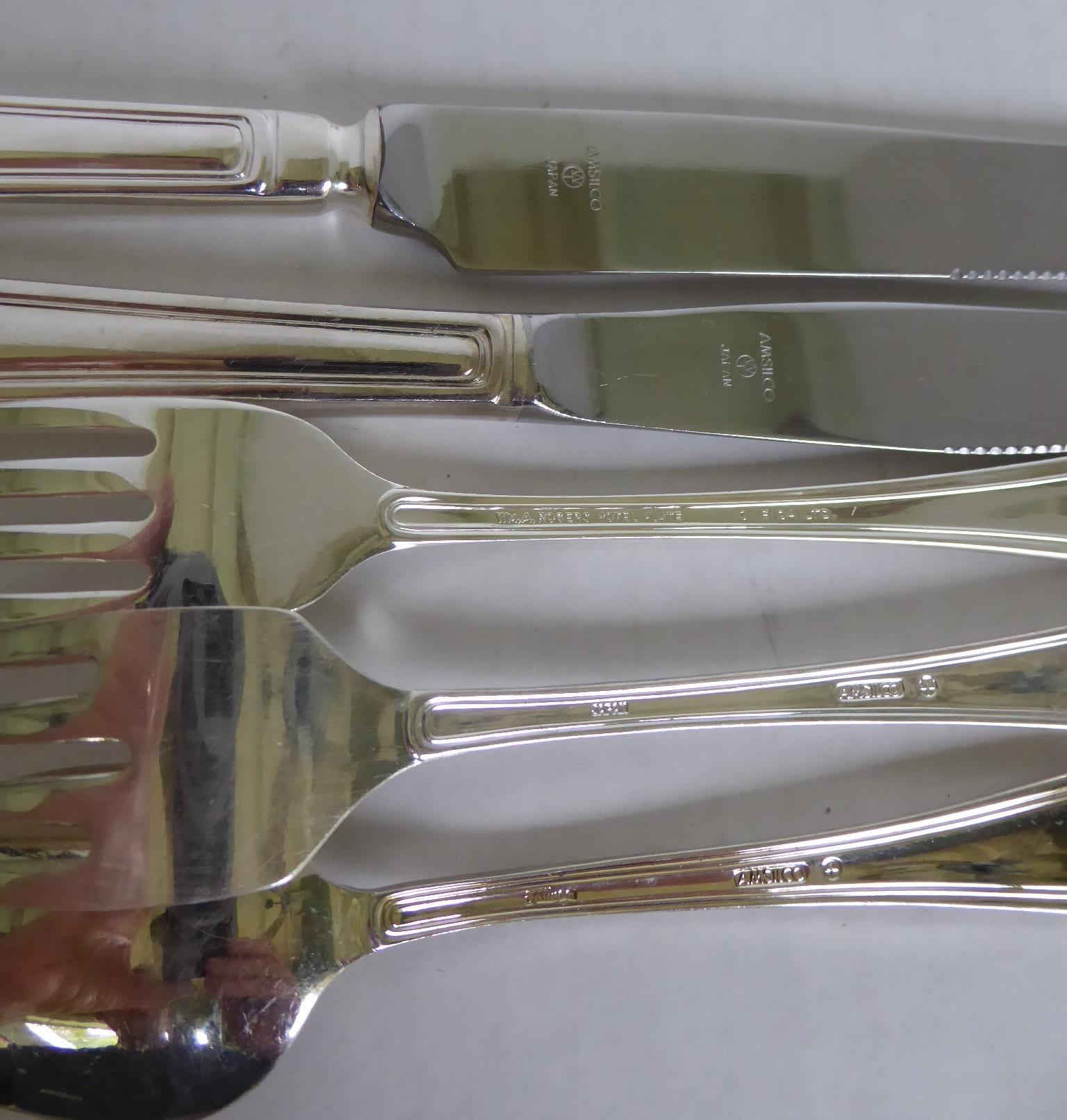 Couverts en métal argenté  -  Classic Rim pattern 8 Table Settings plus Serving pcs en vente 4