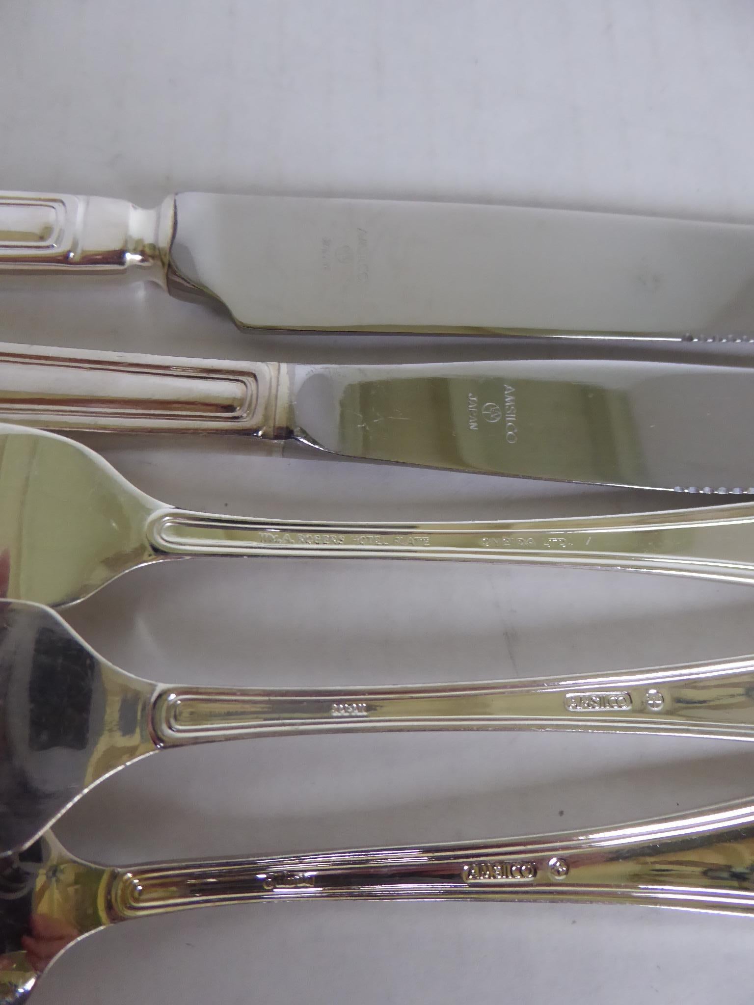 Couverts en métal argenté  -  Classic Rim pattern 8 Table Settings plus Serving pcs en vente 5