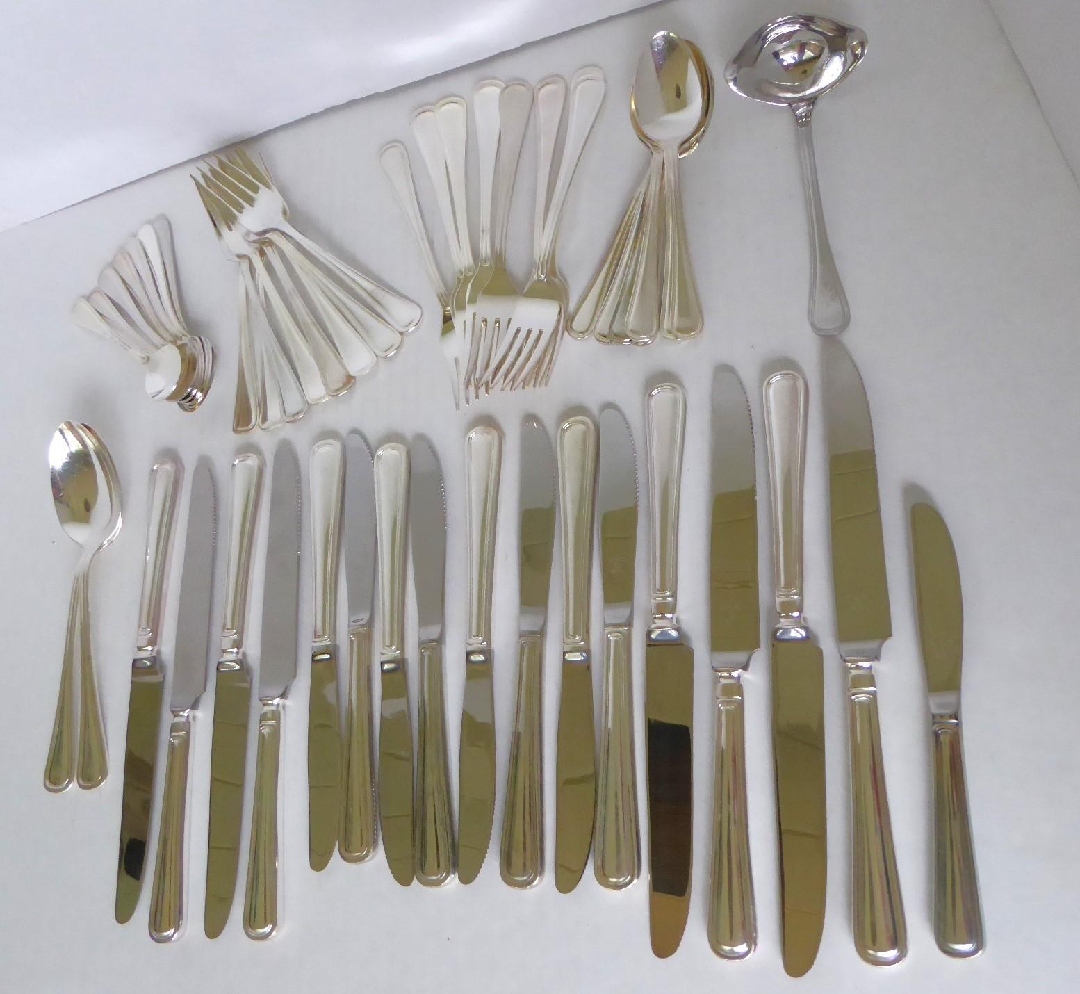 Couverts en métal argenté  -  Classic Rim pattern 8 Table Settings plus Serving pcs en vente 6