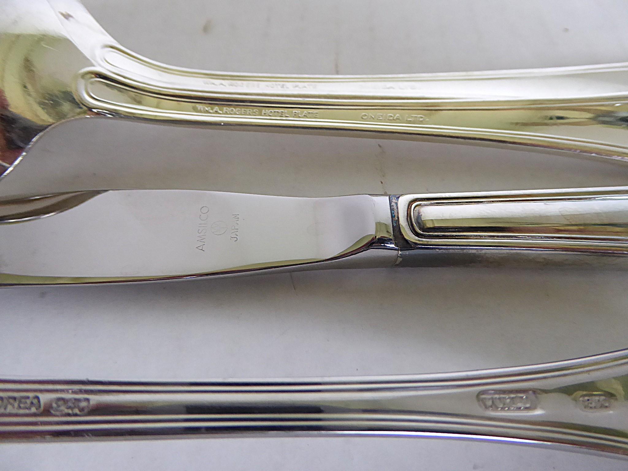 Couverts plaqués argent dans le modèle Classic Rim avec 8  couverts de table + pièces de service. Chaque service comprend un couteau (9,75 pouces de long) et une fourchette (9 pouces de long), un couteau (8,75 pouces de long) et une fourchette (6,75