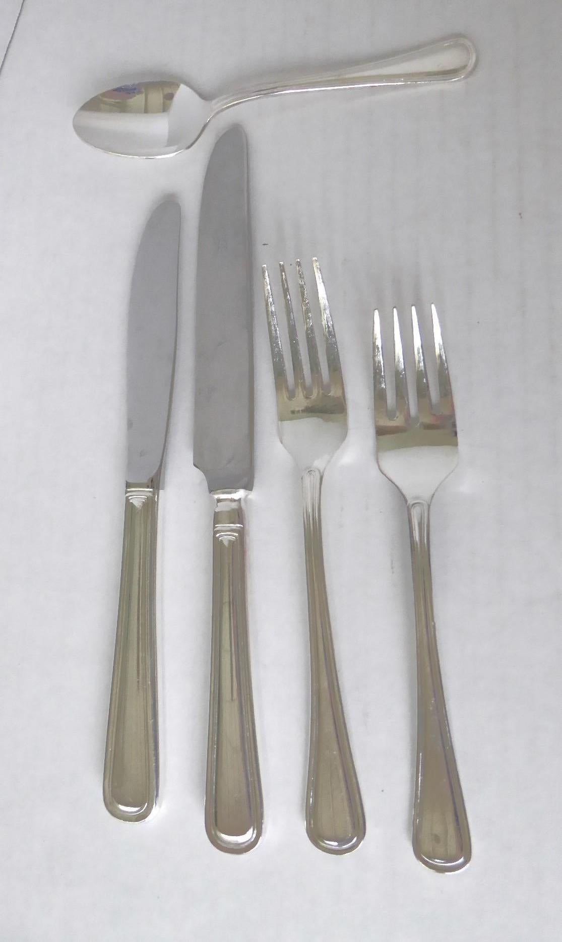 Moderne Couverts en métal argenté  -  Classic Rim pattern 8 Table Settings plus Serving pcs en vente