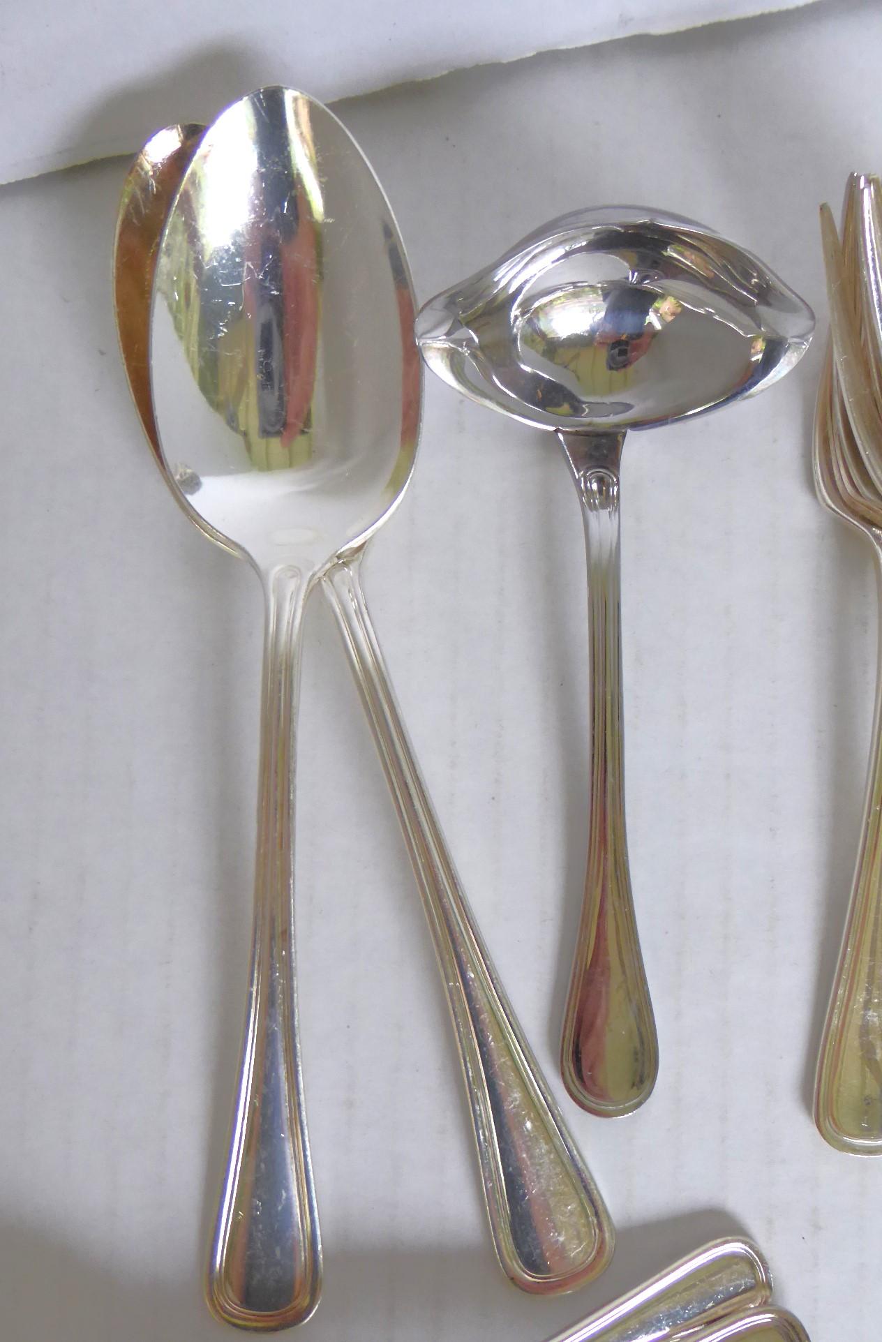 Japonais Couverts en métal argenté  -  Classic Rim pattern 8 Table Settings plus Serving pcs en vente