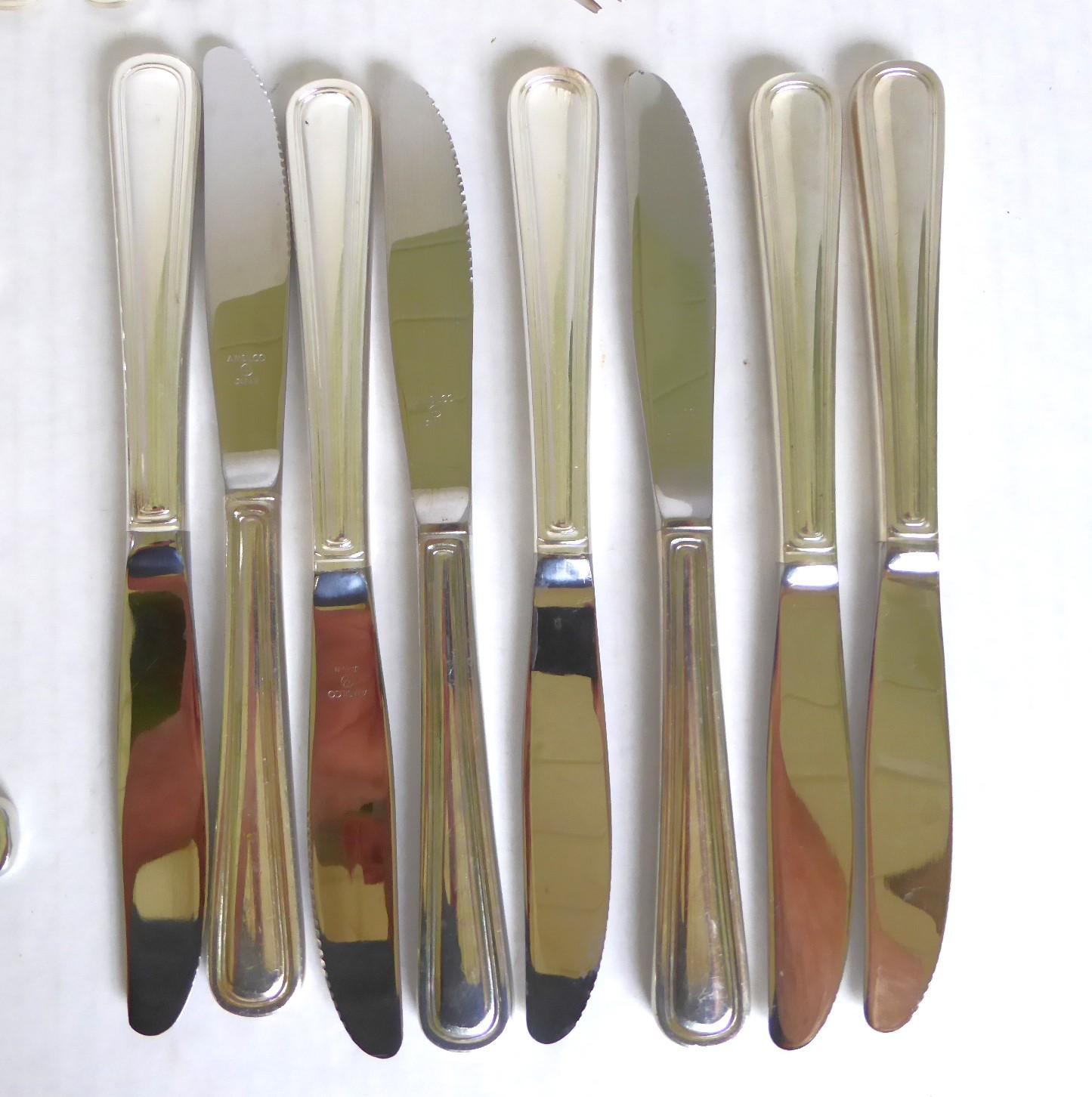 Fin du 20e siècle Couverts en métal argenté  -  Classic Rim pattern 8 Table Settings plus Serving pcs en vente