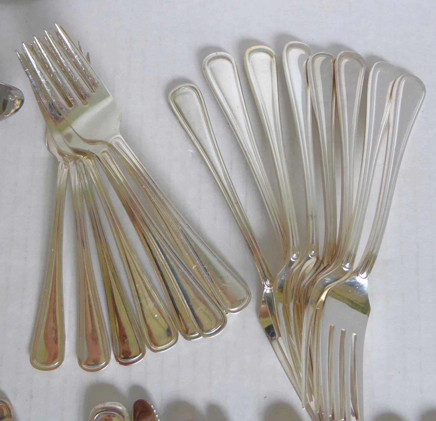 Couverts en métal argenté  -  Classic Rim pattern 8 Table Settings plus Serving pcs en vente 1