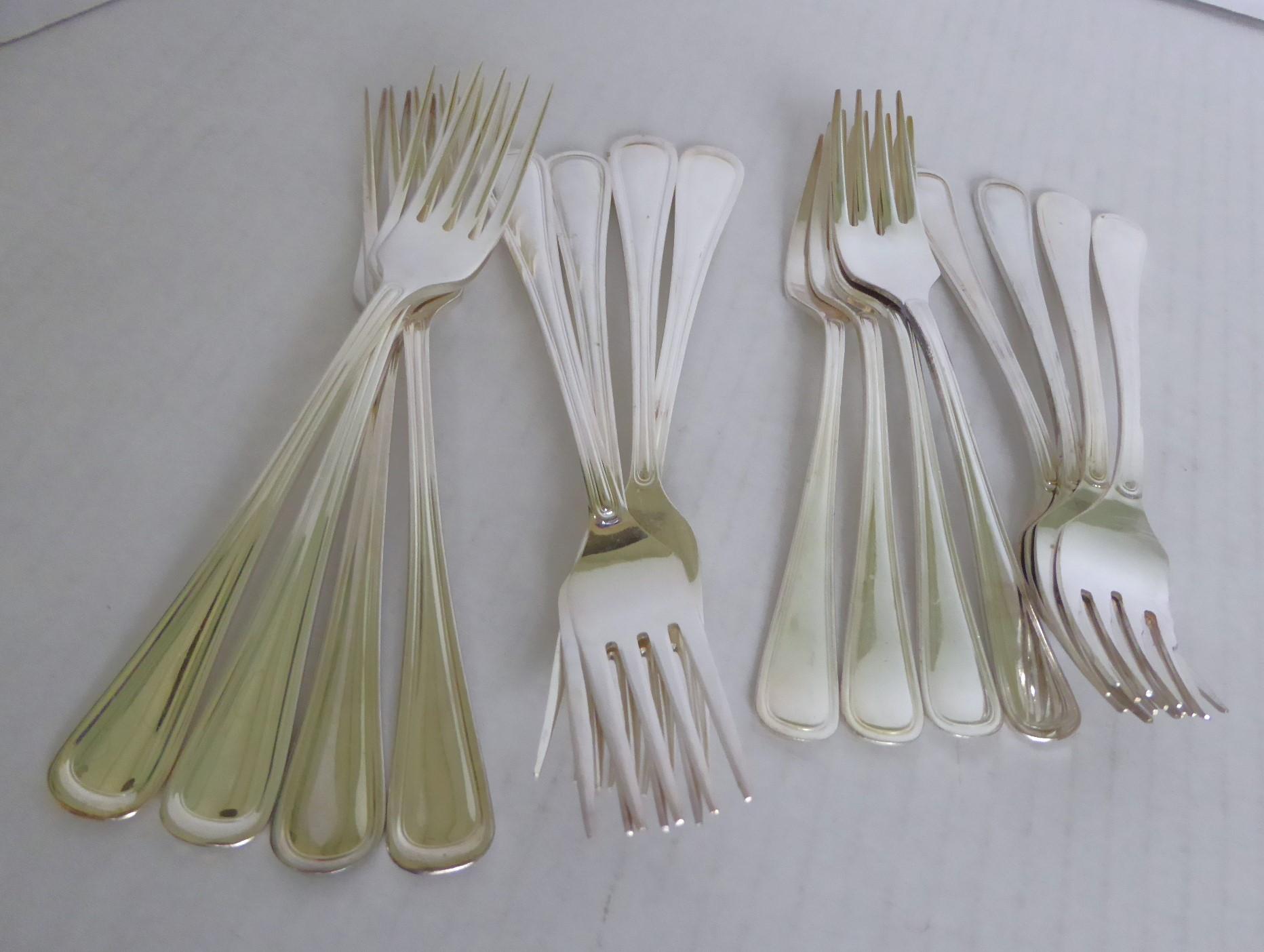 Couverts en métal argenté  -  Classic Rim pattern 8 Table Settings plus Serving pcs en vente 2