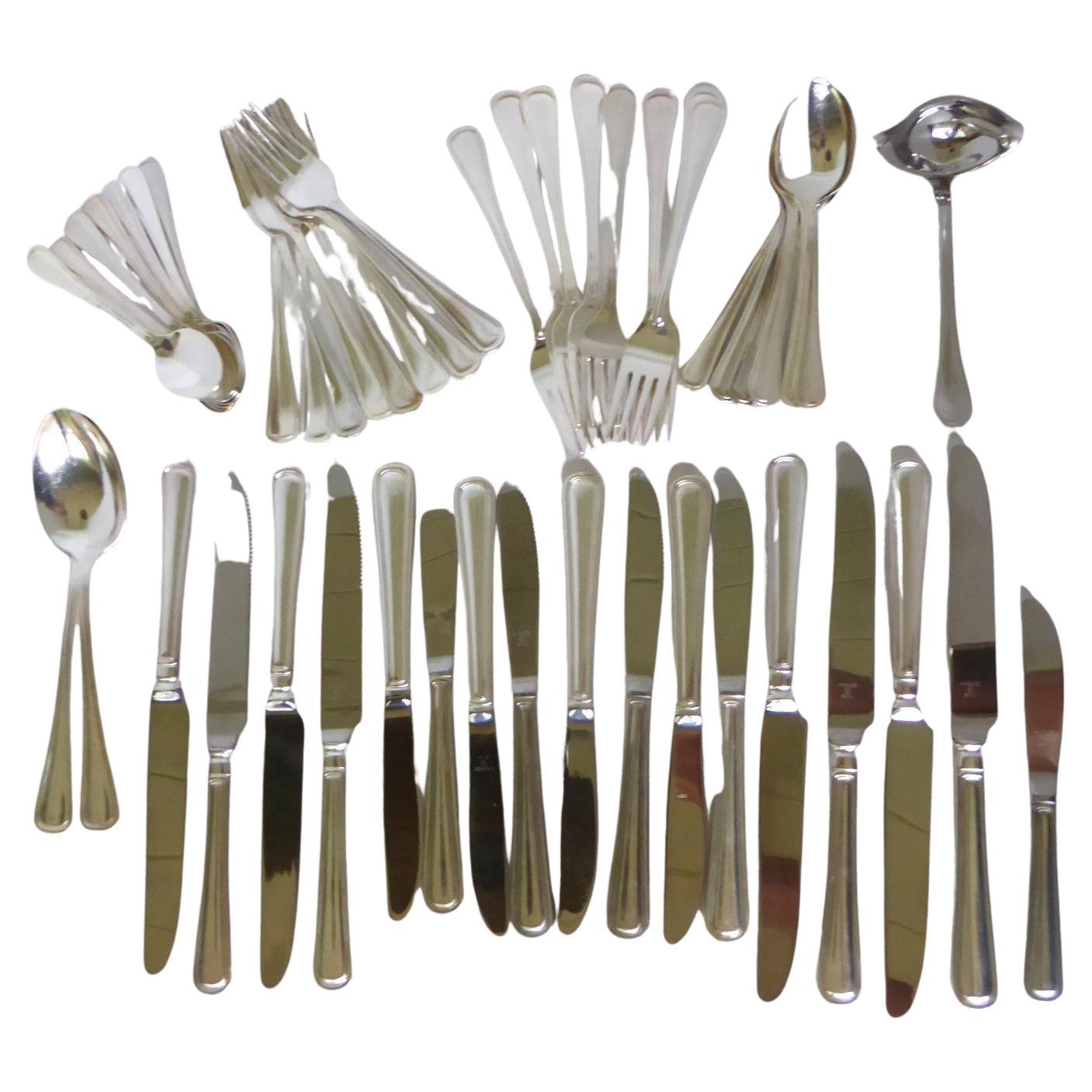 Couverts en métal argenté  -  Classic Rim pattern 8 Table Settings plus Serving pcs en vente