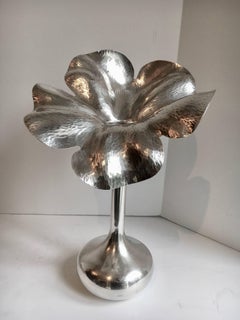 Vaso a forma di fiore in argento dell'artista brasiliana Marilena Mariotto