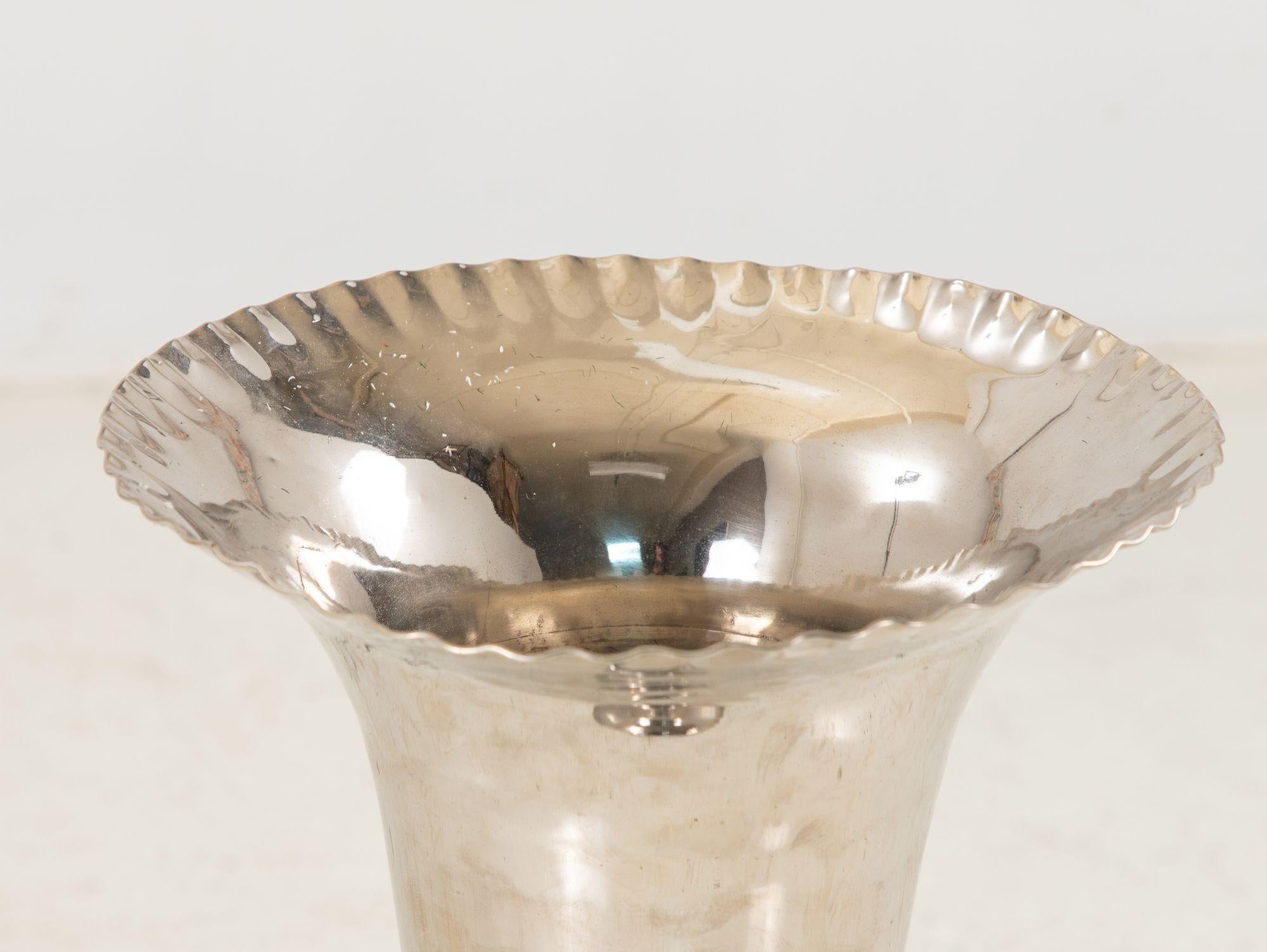 XXI secolo e contemporaneo Vaso con piede in argento e labbro smerlato, India, anni 2010 in vendita