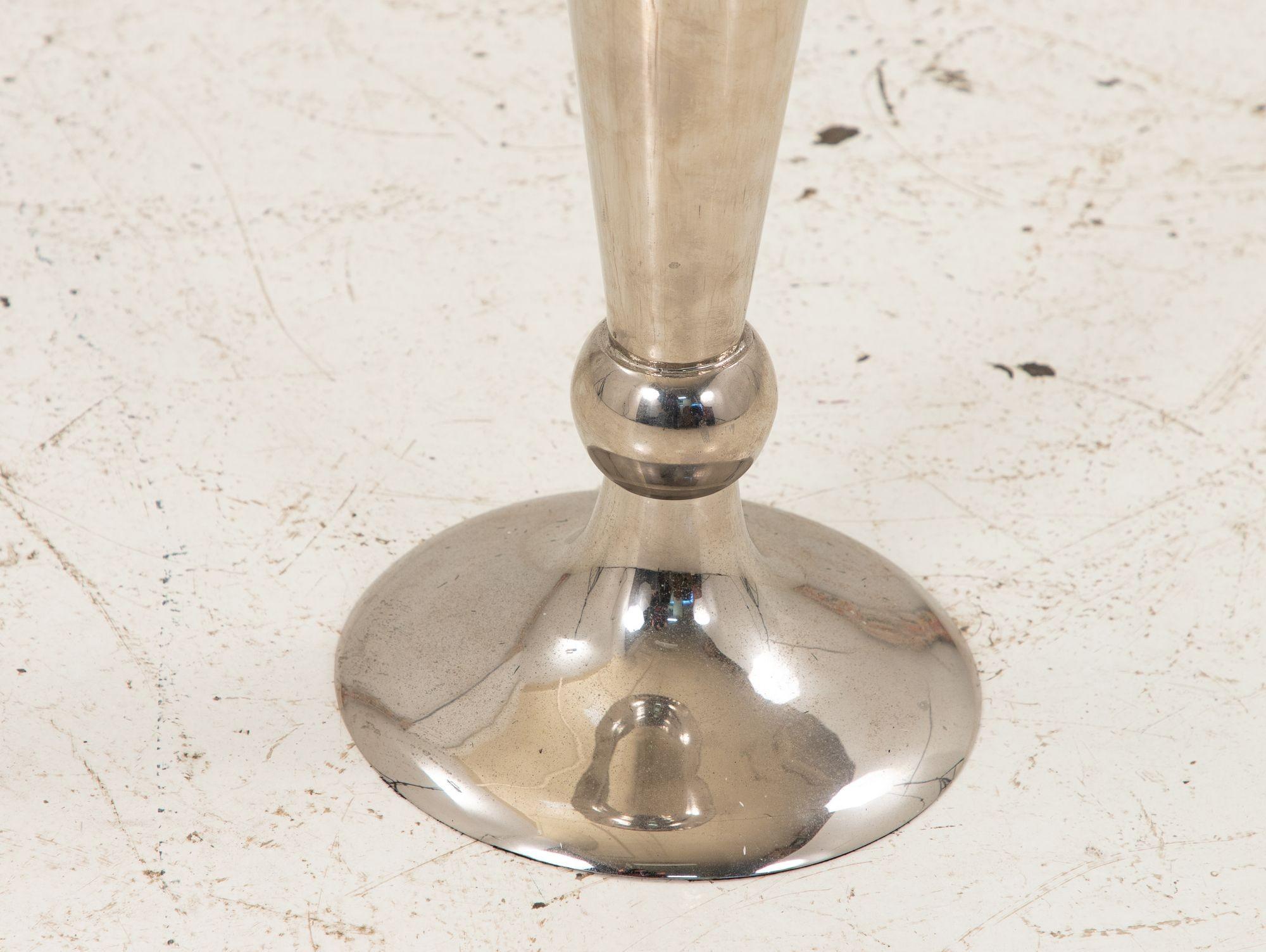 Placcato argento Vaso con piede in argento e labbro smerlato, India, anni 2010 in vendita
