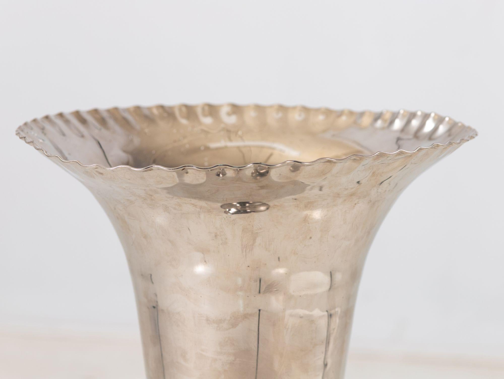 Vaso con piede in argento e labbro smerlato, India, anni 2010 in vendita 1