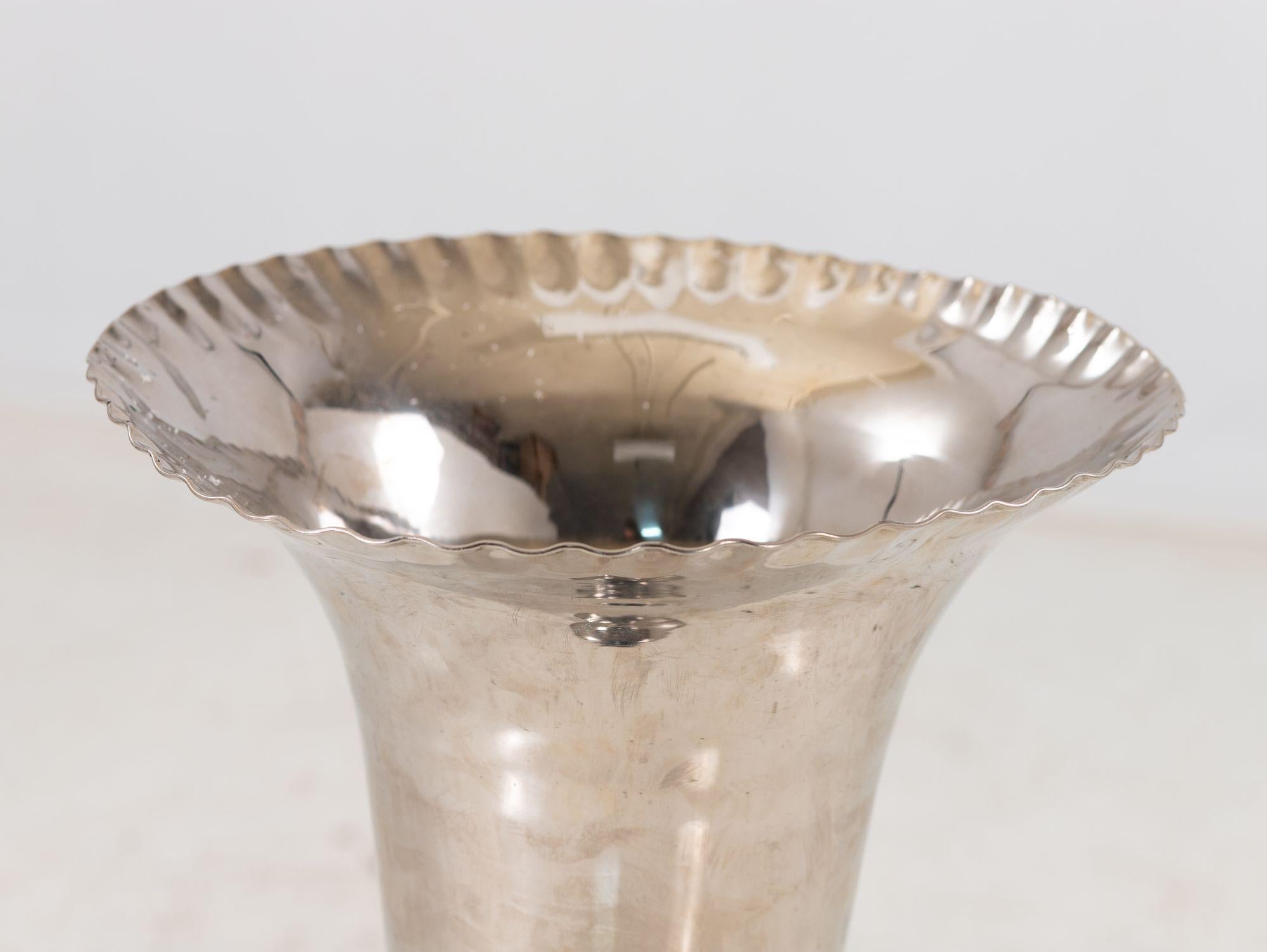 Vaso con piede in argento e labbro smerlato, India, anni 2010 in vendita 2