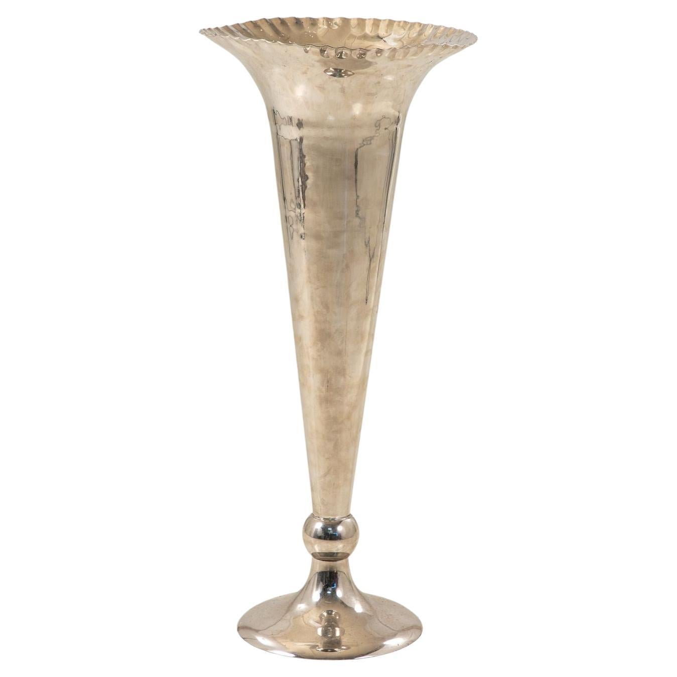 Vaso con piede in argento e labbro smerlato, India, anni 2010