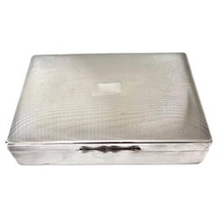 Caja francesa plateada con interior de madera