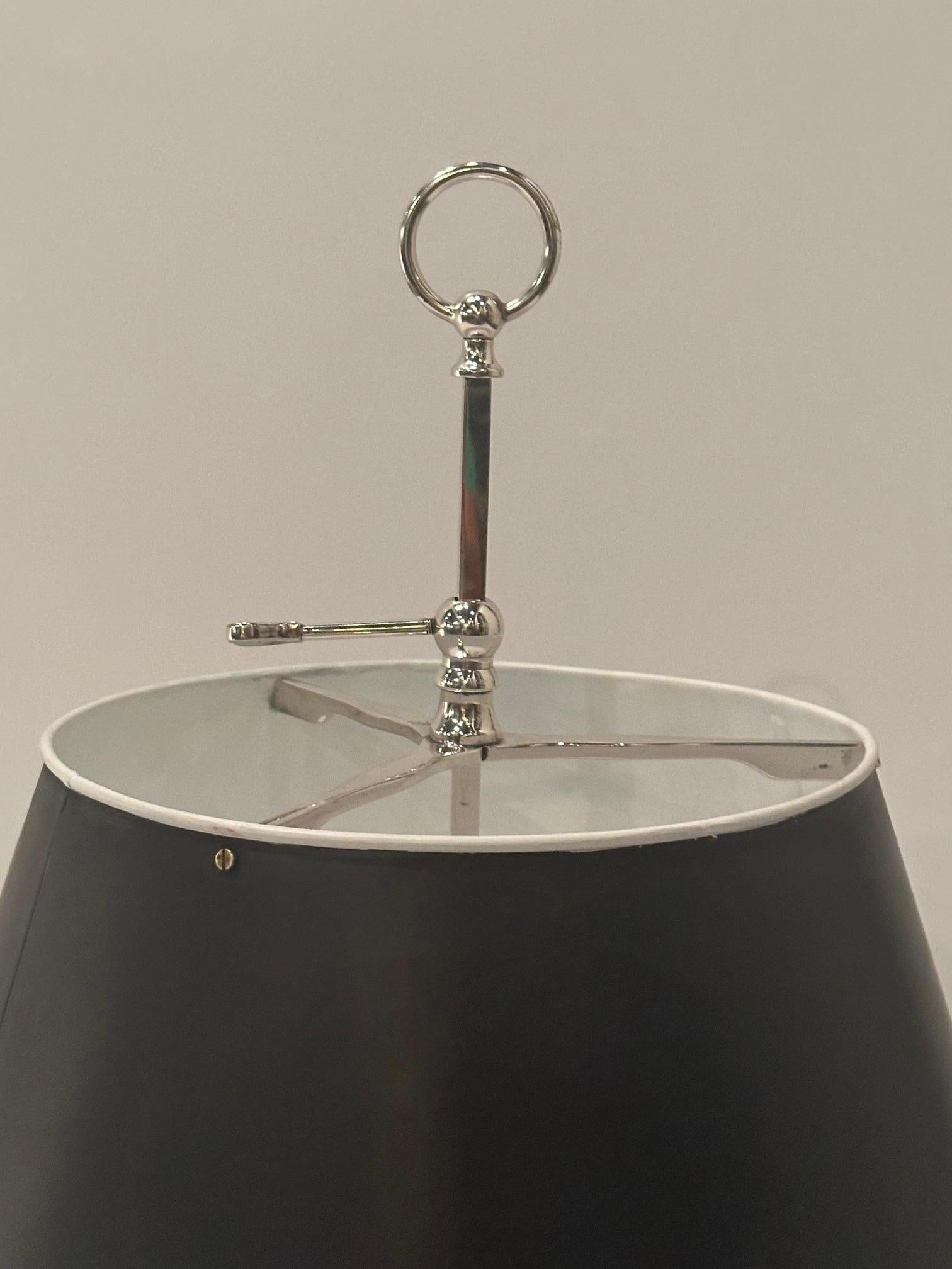 Lampe de style bouilotte d'une élégance classique, décorée de cornes et dotée d'un bel abat-jour en métal noir et blanc.  Juste polie et laquée.
