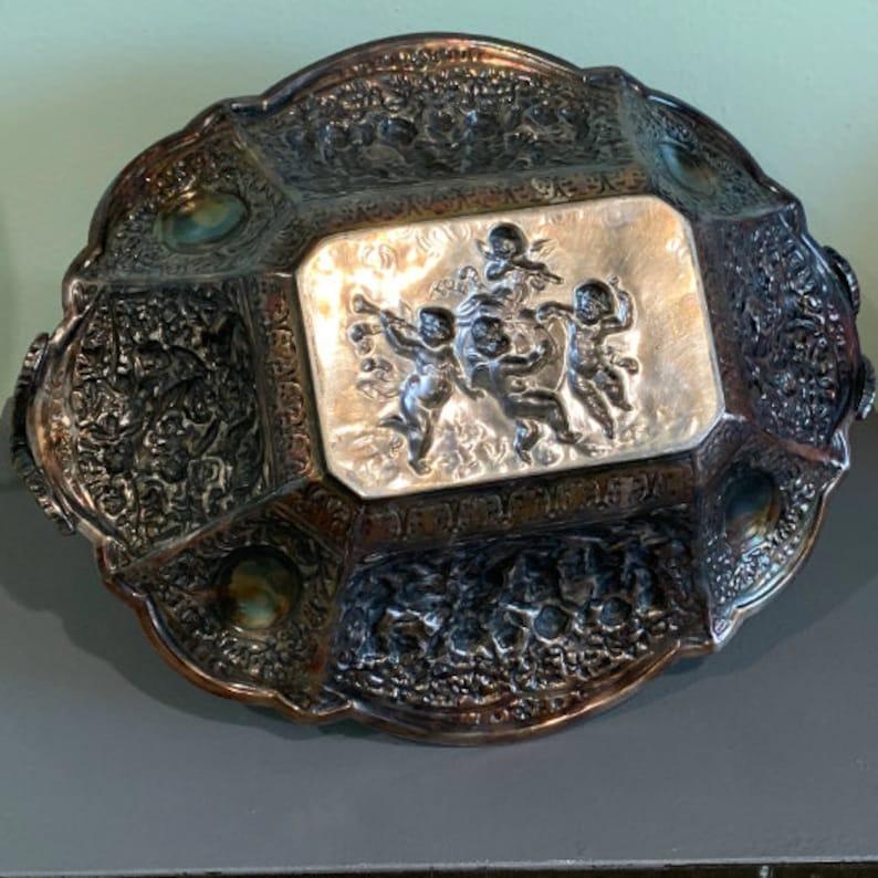 Cesto di frutta in argento con cherubini e grappoli d'uva di Derby S P & A Repousse in vendita 5