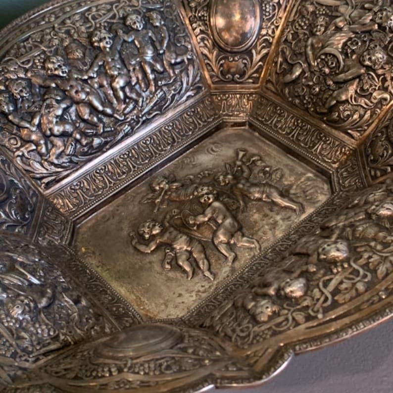 Cesto di frutta in argento con cherubini e grappoli d'uva di Derby S P & A Repousse In condizioni buone in vendita a Monroe Township, NJ