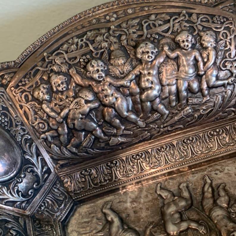 da uomo o donna Cesto di frutta in argento con cherubini e grappoli d'uva di Derby S P & A Repousse in vendita