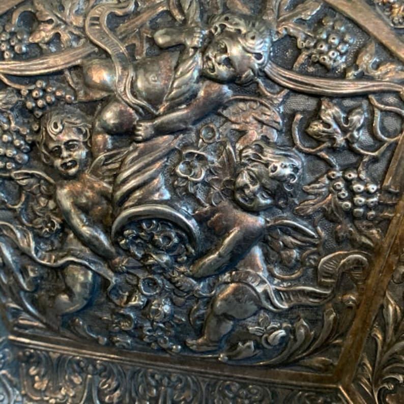 Cesto di frutta in argento con cherubini e grappoli d'uva di Derby S P & A Repousse in vendita 1