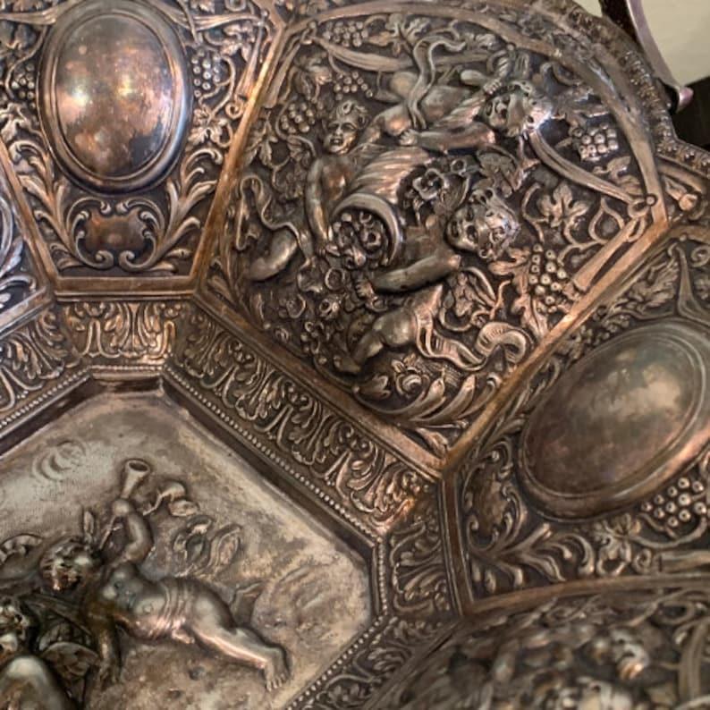 Cesto di frutta in argento con cherubini e grappoli d'uva di Derby S P & A Repousse in vendita 2