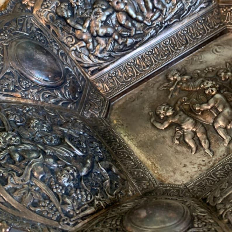 Cesto di frutta in argento con cherubini e grappoli d'uva di Derby S P & A Repousse in vendita 3