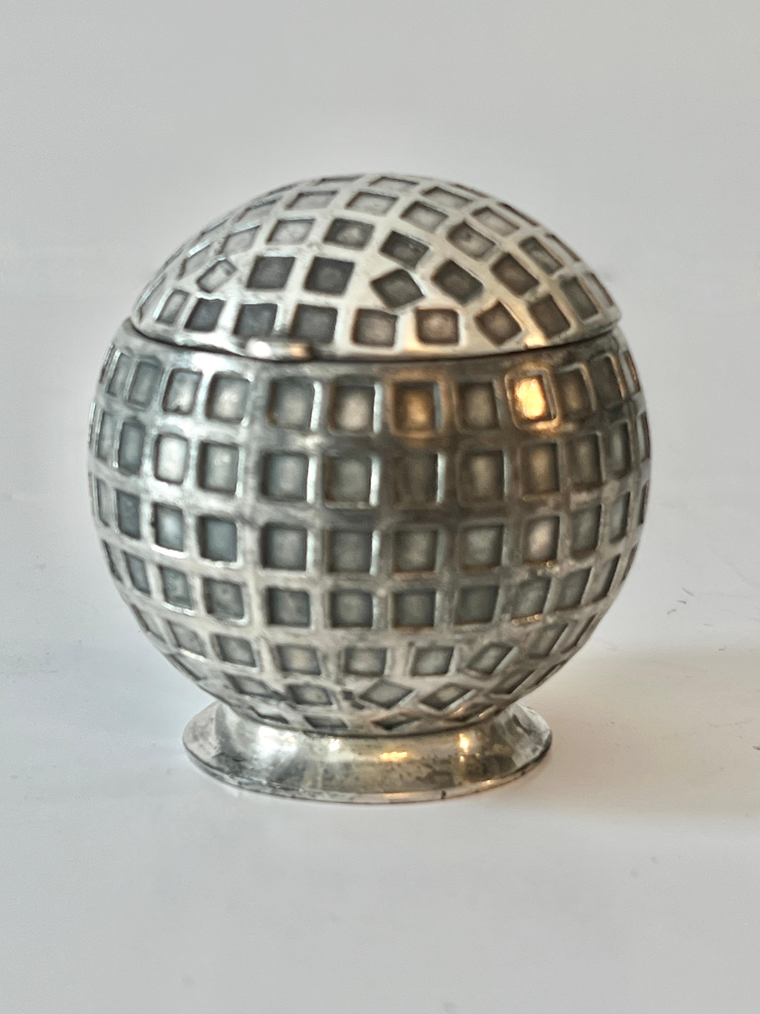 Silver Plate Golf Ball Ink Well Lidded Box In Good Condition For Sale In Los Angeles, CA