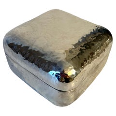 Caja con tapa de plata martillada a mano y esquinas redondeadas