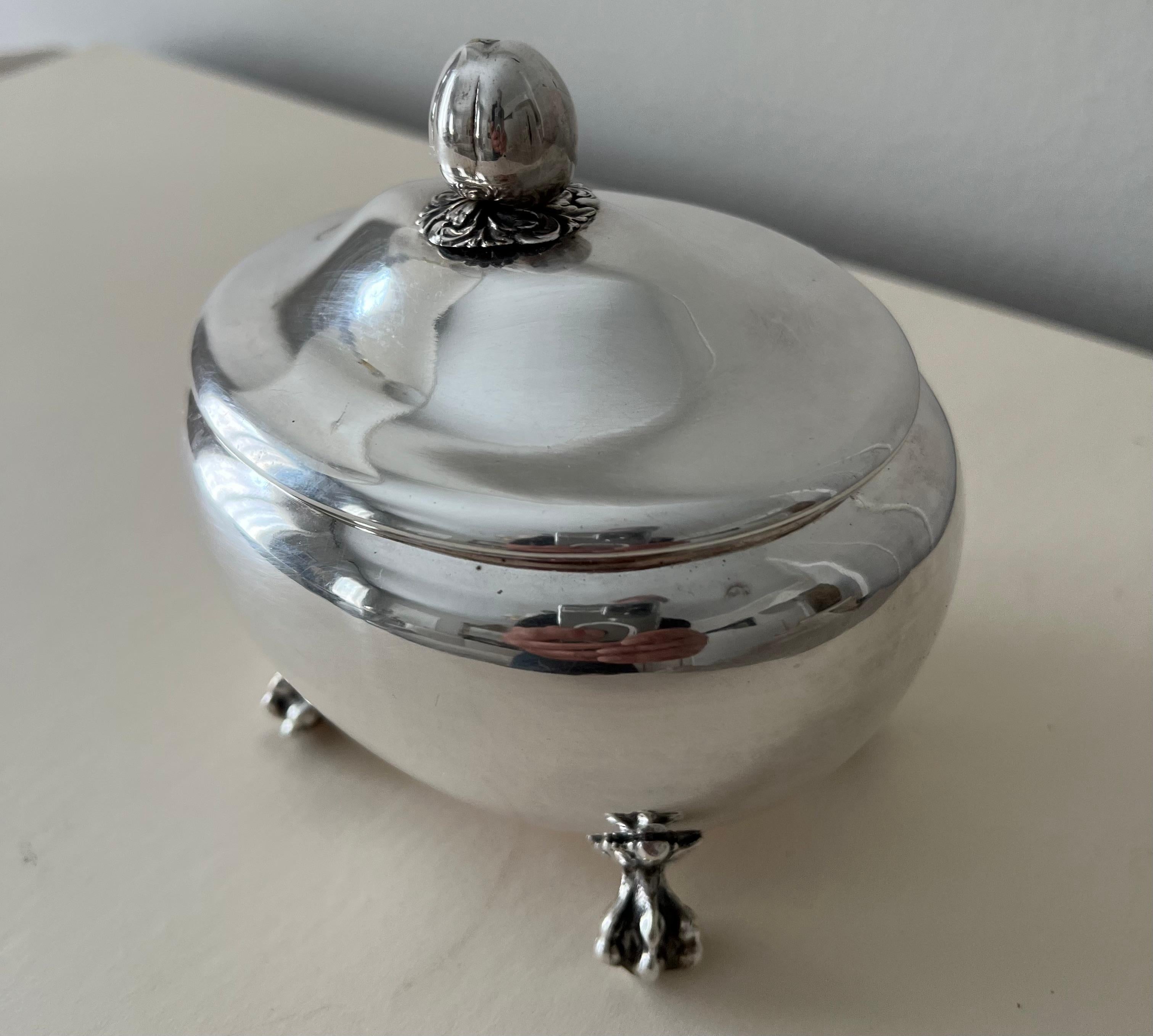 Silver Plate Hinged Oval Box on Claw Feet In Good Condition For Sale In Los Angeles, CA