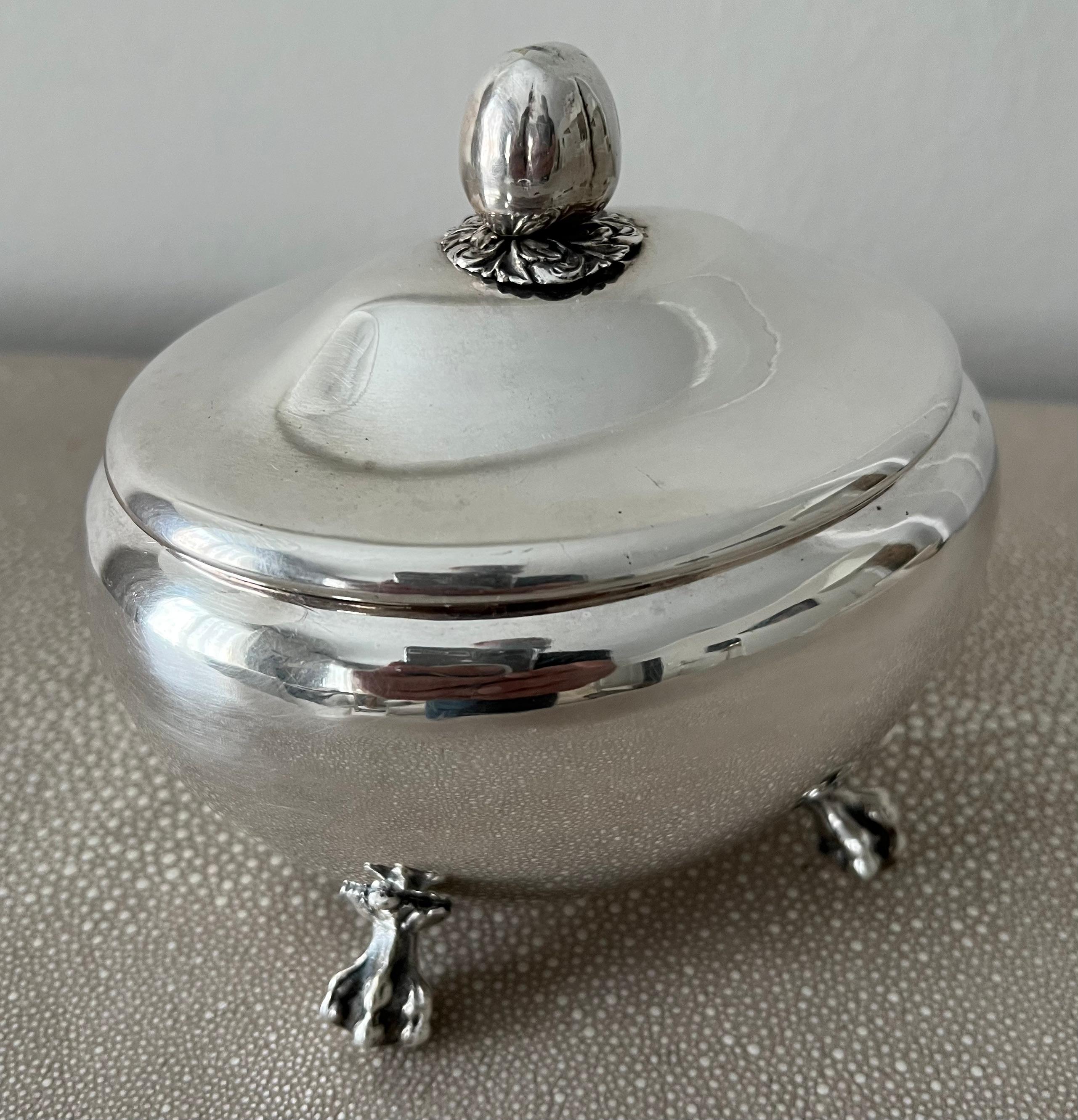 20ième siècle Boîte ovale à charnière en métal argenté sur The Claw Feet en vente