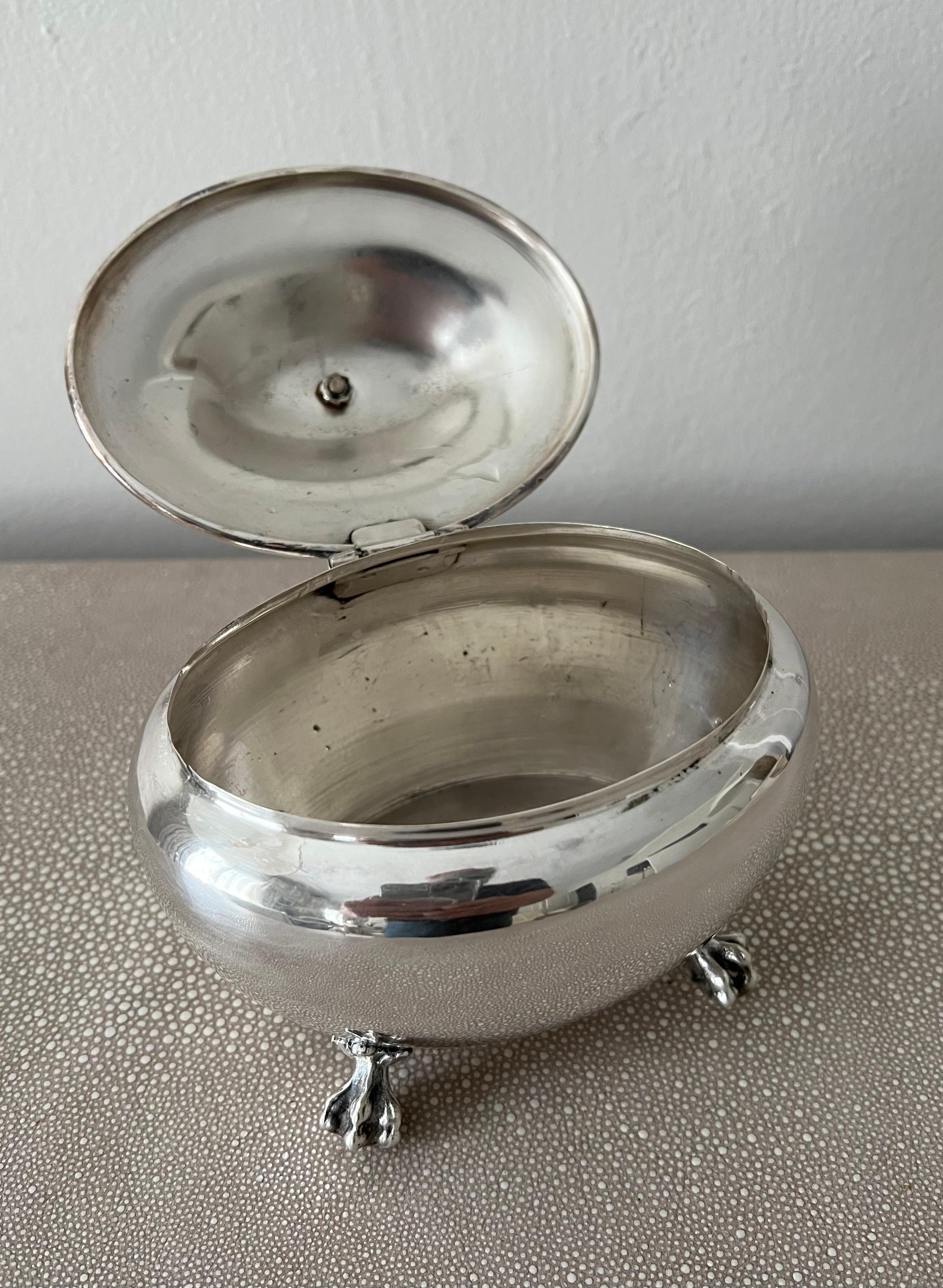 Boîte ovale à charnière en métal argenté sur The Claw Feet en vente 2