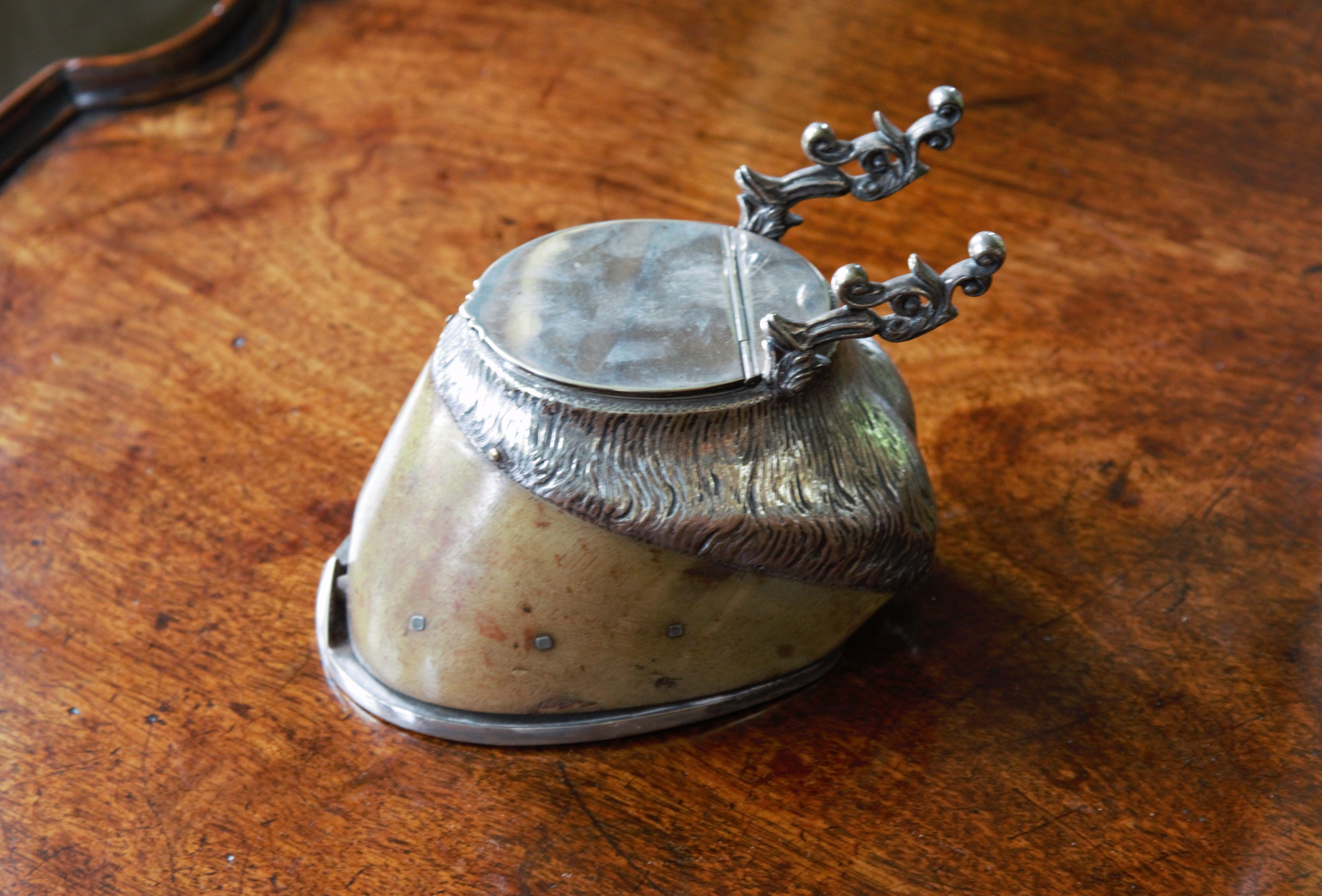 Silver Plate Hoof Inkwell with Pen Rest, by Rowland Ward & Co In Excellent Condition For Sale In Reepham, GB