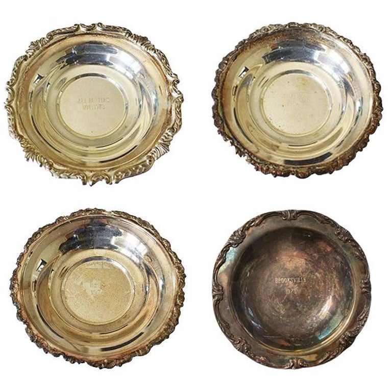 Bols décoratifs en métal argenté gravés de la course de chevaux, set 4 en vente