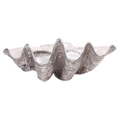 Escultura de concha de almeja gigante de tamaño natural bañada en plata