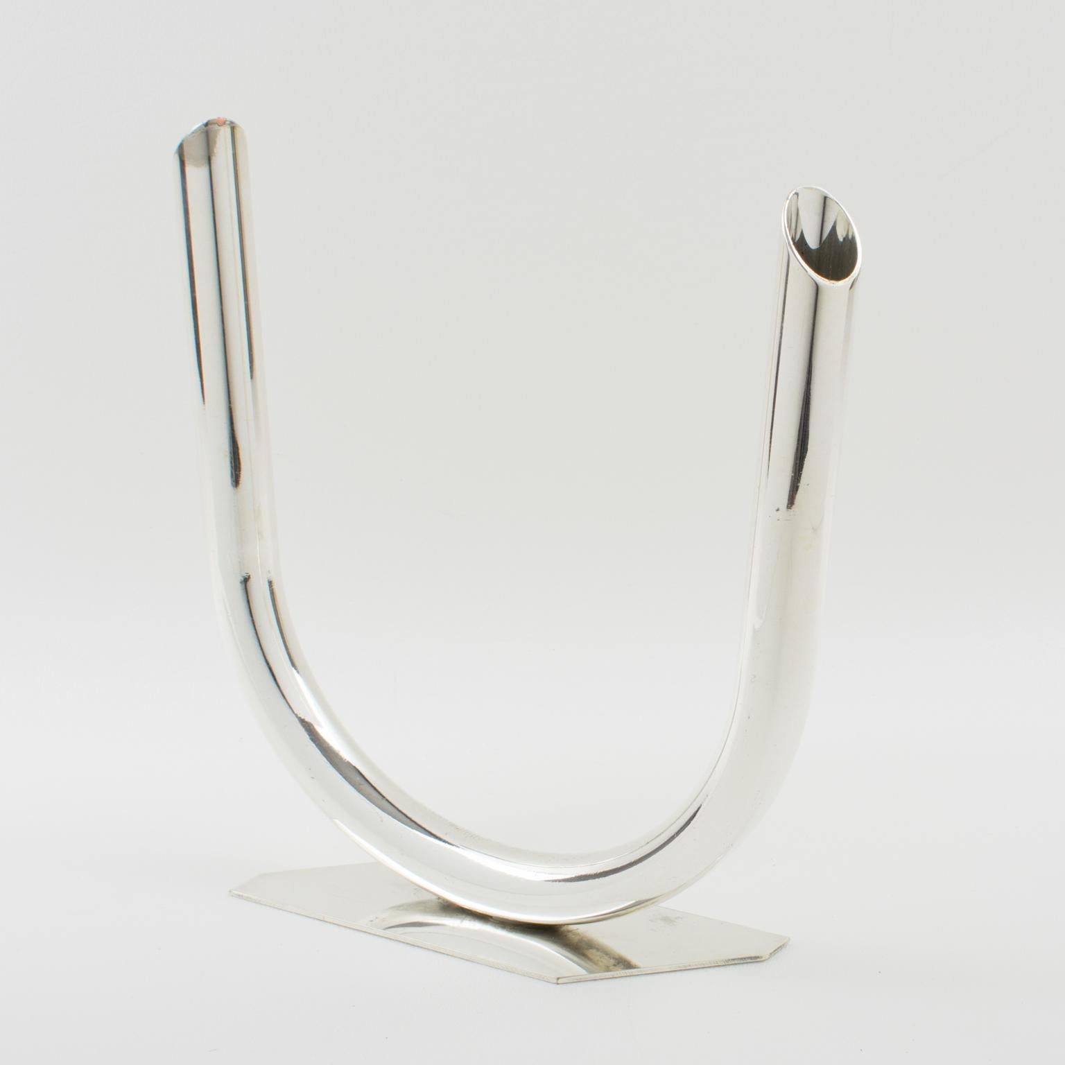 Caratterizzato da un design geometrico elegante e minimalista, un vaso di gemme placcato in argento con una doppia apertura per due fiori si trovava elegantemente sul caminetto, aggiungendo un tocco sofisticato. Questo pezzo è stato realizzato in