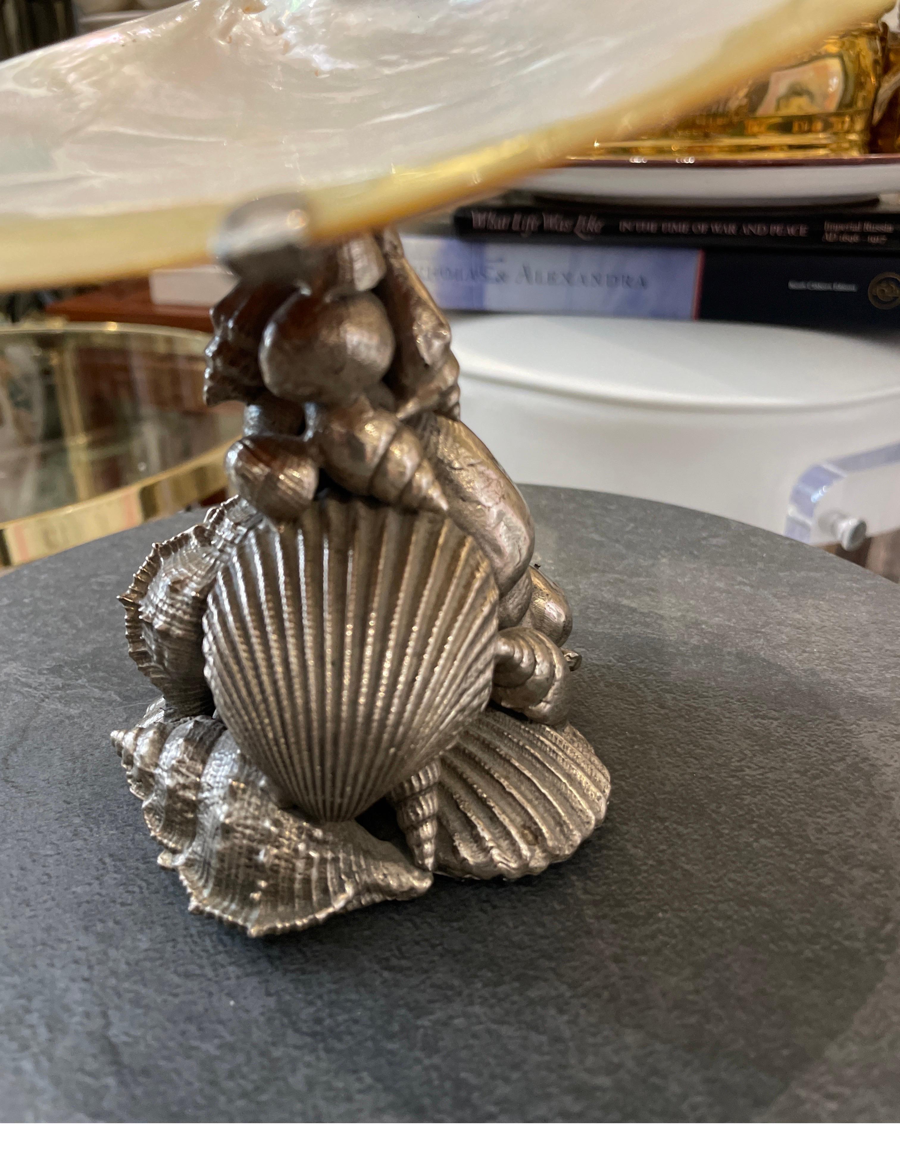 Versilberter Muschelsockel mit Perlmuttaufsatz für Kaviar.  Ein sehr auffälliges Stück.