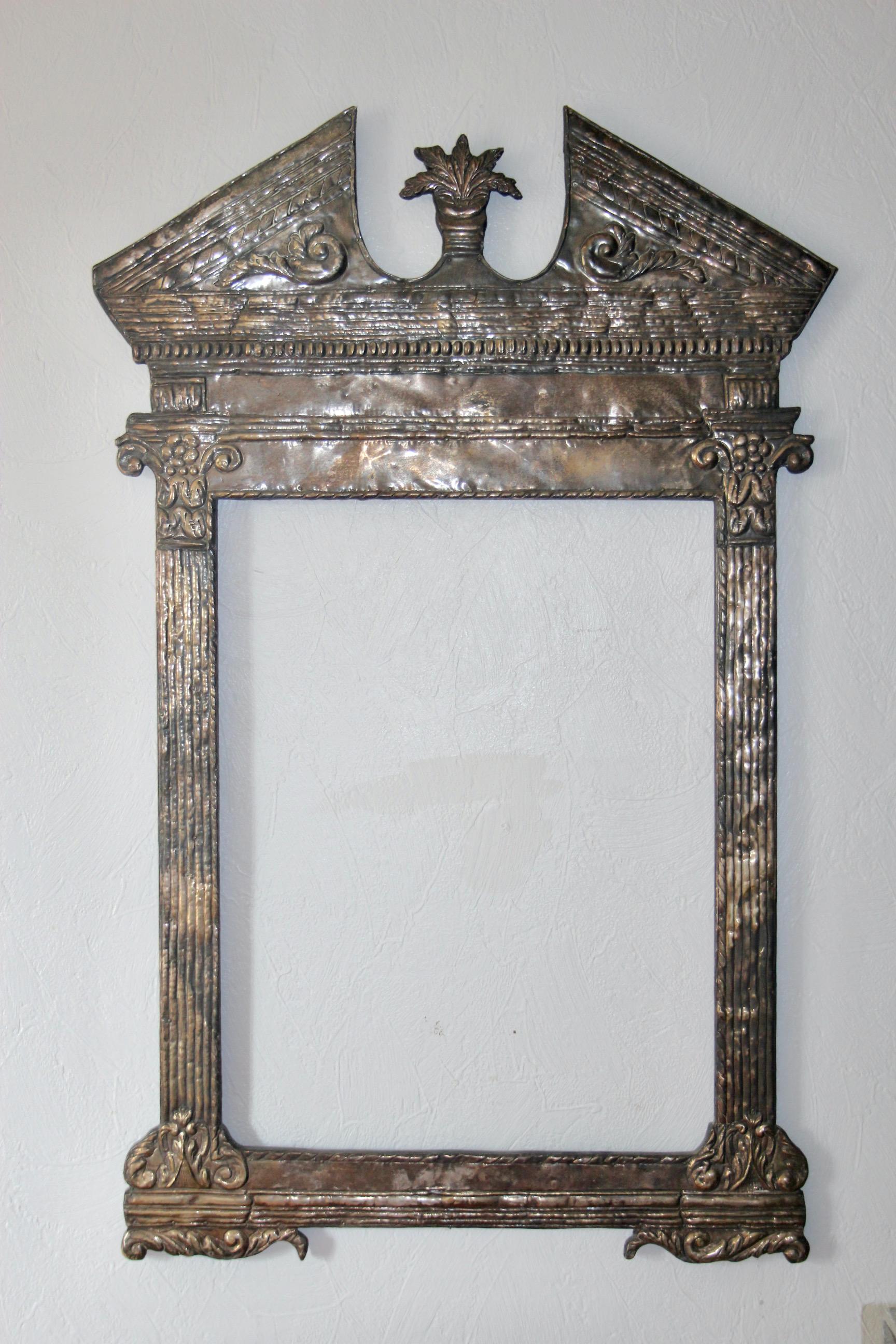 Specchio da parete decorativo neoclassico in lastra d'argento forse in argento 