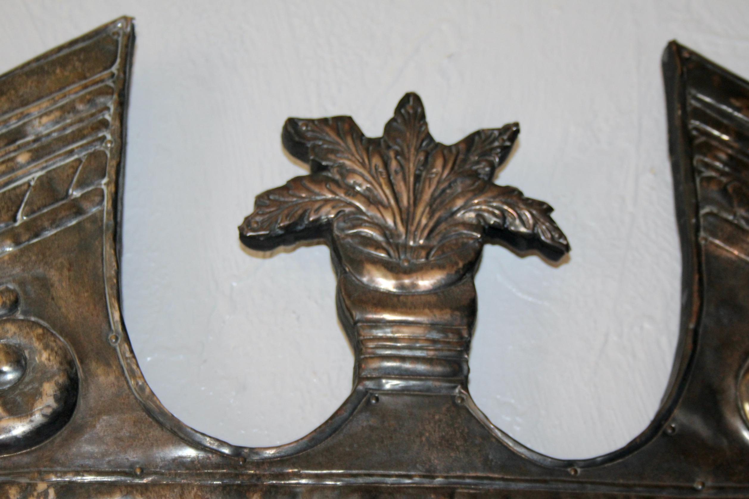 Metà XX secolo Specchio da parete neoclassico in silver plate in vendita