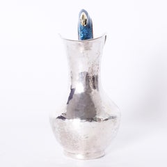 Pichet en métal argenté sur cuivre avec perroquet par Emilia Castillo