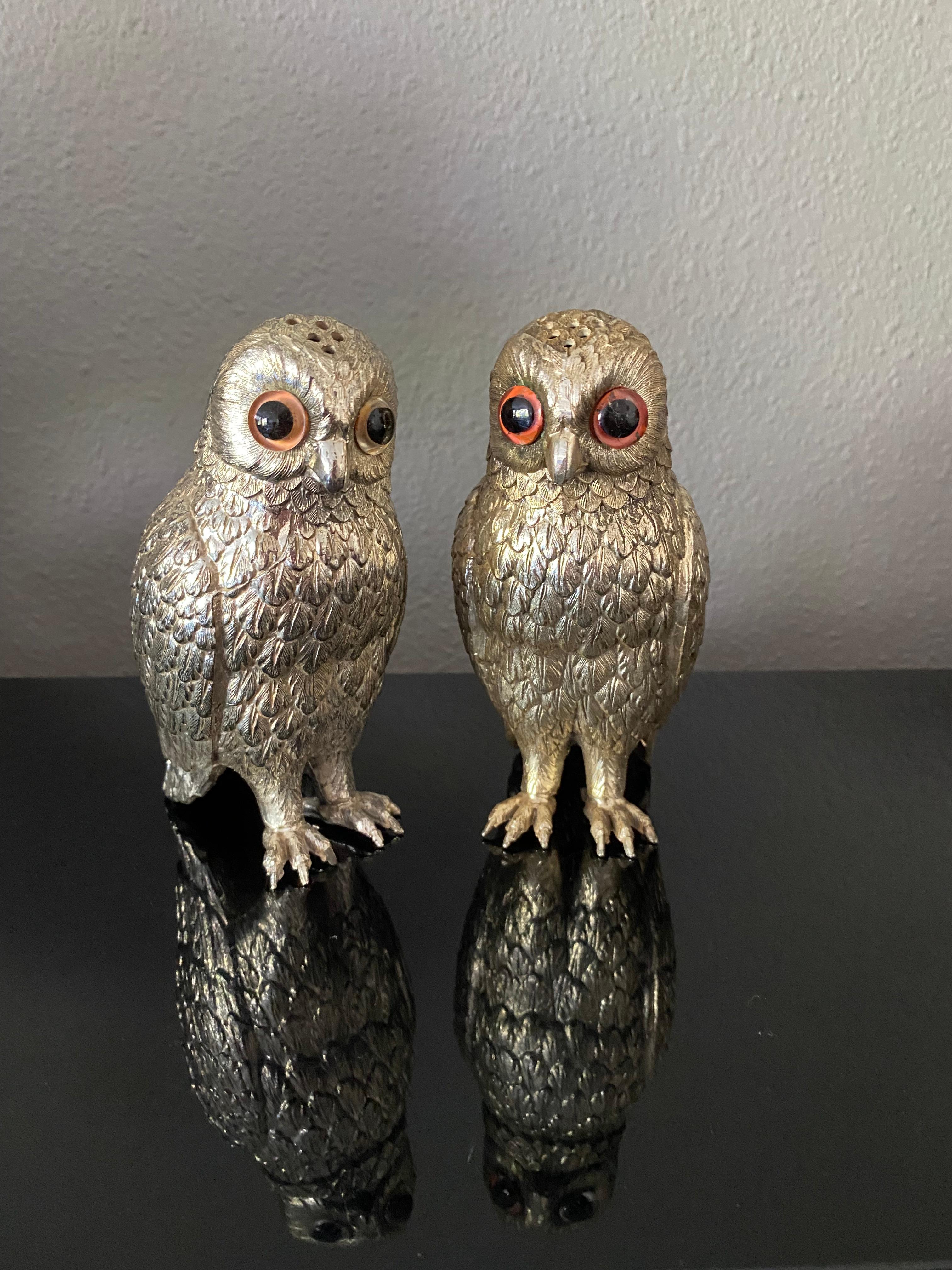 Salière et poivrière en métal argenté avec hibou et yeux en verre. en vente 6