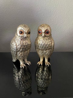 Salière et poivrière en métal argenté avec hibou et yeux en verre.