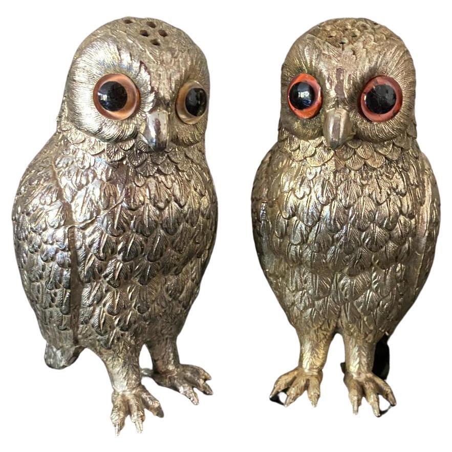 Salière et poivrière en métal argenté avec hibou et yeux en verre. en vente