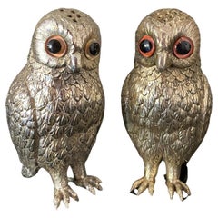 Salière et poivrière en métal argenté avec hibou et yeux en verre.