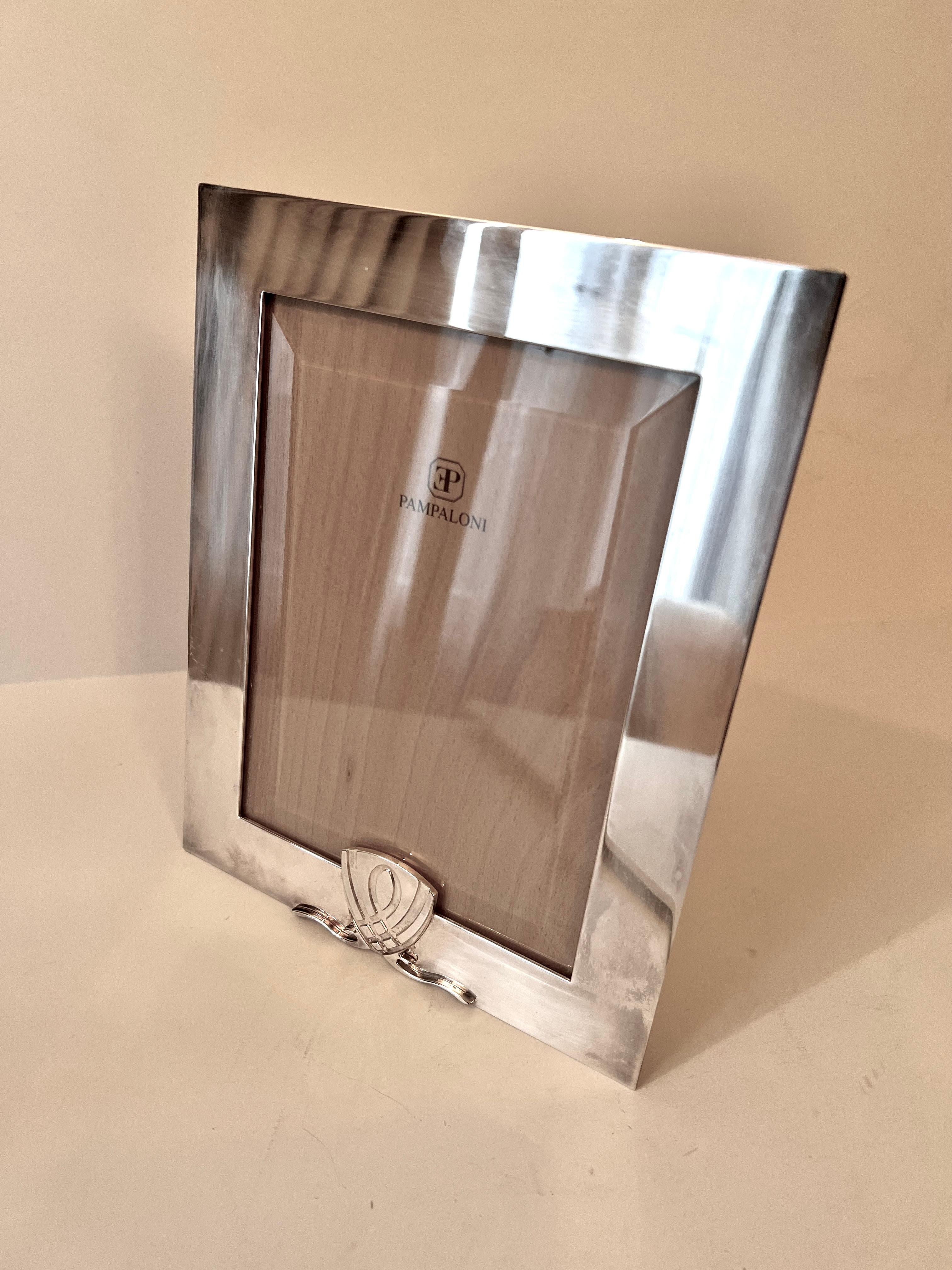 A very nice pampaloni frame in silver plate with a detail bottom center.  the piece is polished but does have some signs of Matte area... a great piece for any shelf, desk or work station.  Perfect to display loved ones.  A great wedding or