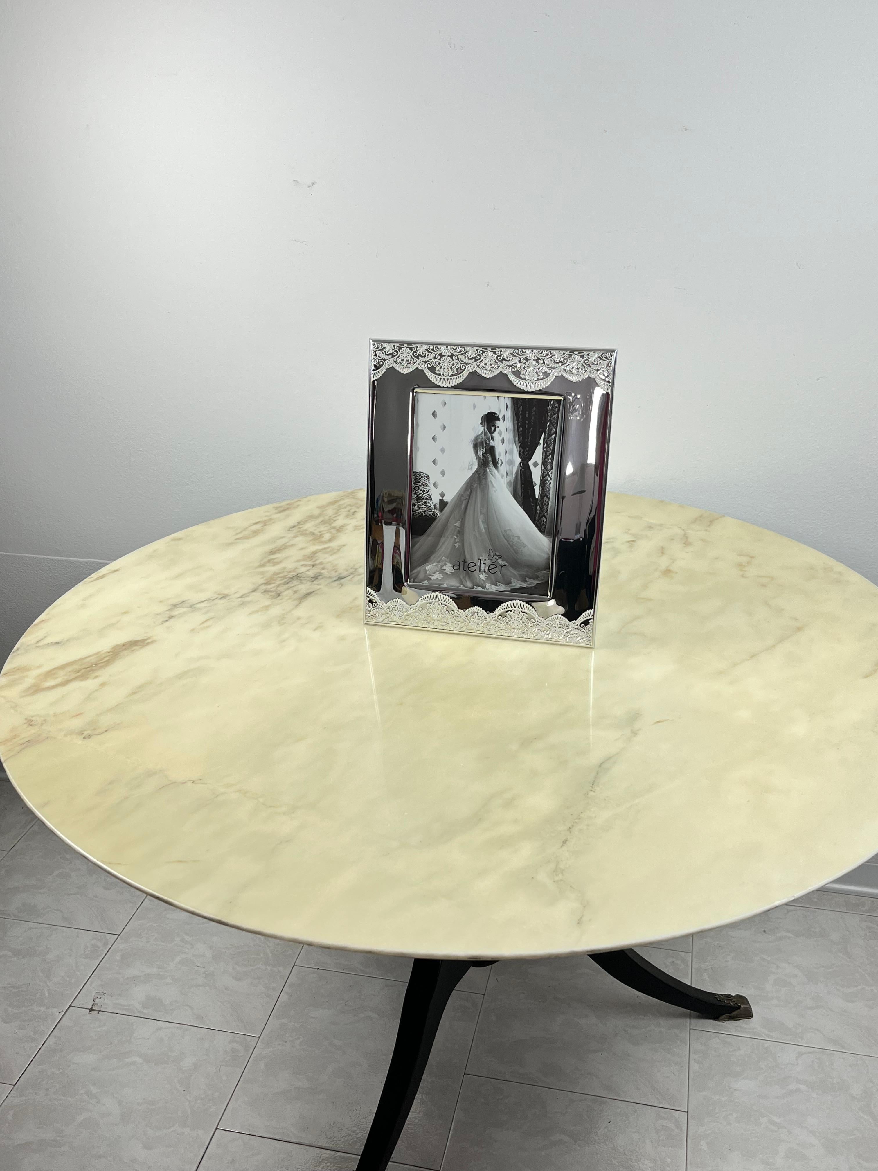 Silver plate photo frame/mirror, lace design, new
Brand new workmanship, Italian production from 2023, it has an enamelled design as if it were lace. Equipped with a mirror, it can be used as a photo frame or table mirror. It has its box and gift