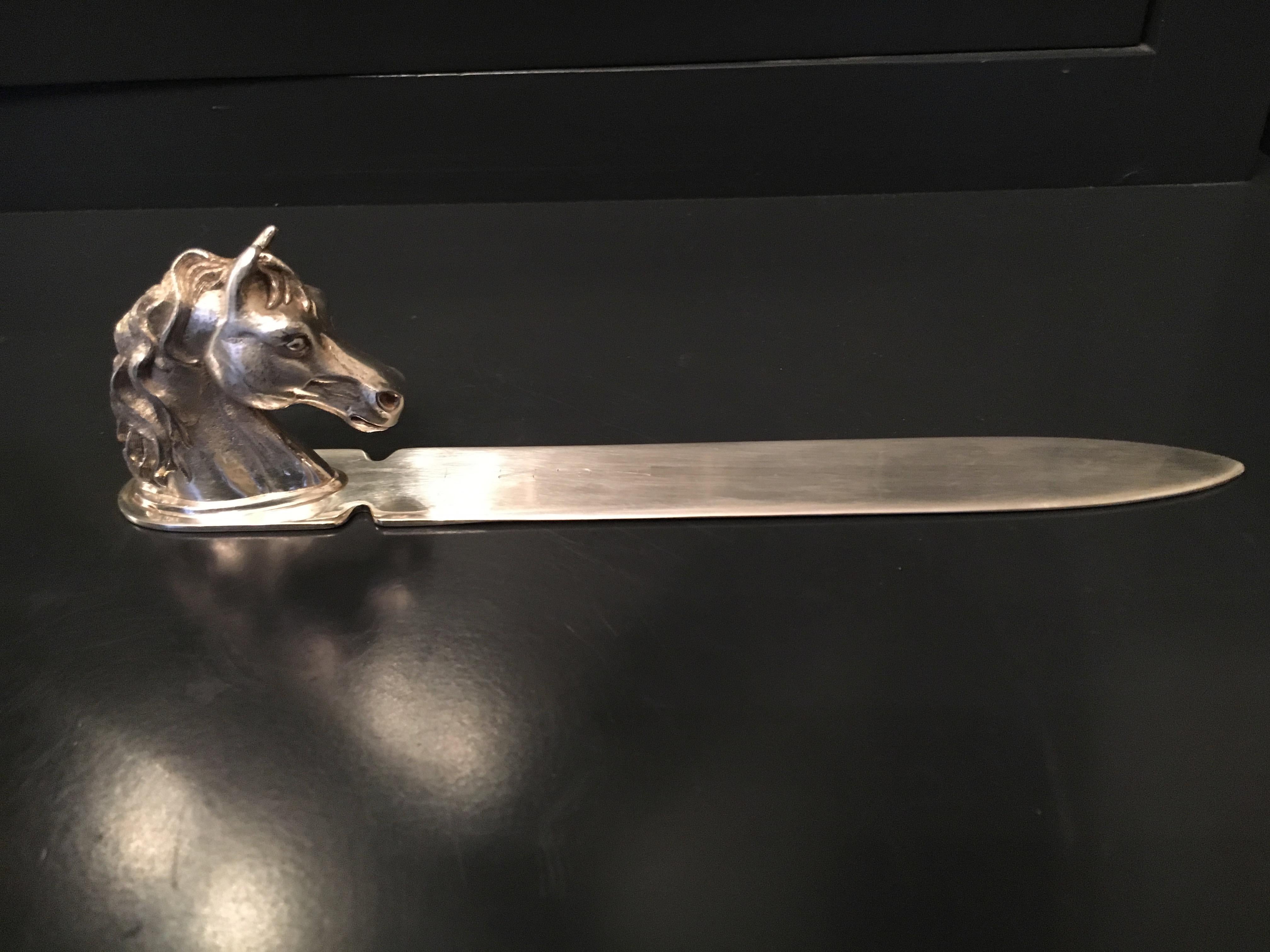 Patiné Coupe-papier en métal argenté en forme de tête de cheval en roseau et barton en vente